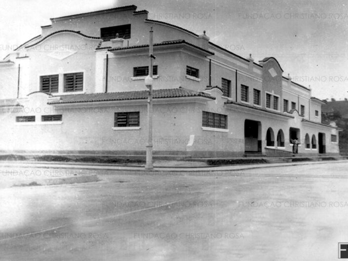 Vista do Ginásio de Esportes Duque de Caxias, o "Elefante Branco", inaugurado juntamente com a Praça Duque de Caxias, em 8 de novembro de 1952.