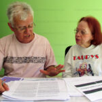 Doli-e-Chico-1 Os primos e professores, Chico Máximo e Dóli de Castro Ferreira. Chico Máximo fez a revisão gramatical. Dóli e o Padre Fabrício Beckmann foram os responsáveis pela pesquisa que resultou no livro Diocese de Lorena - 75 Anos de História. Na foto, de 2012, discutem os textos do livro.