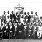 Piquete-117 Padre Oswaldo Bindão e Congregados Marianos de Piquete em frente à antiga Matriz de São Miguel, atual Igreja de São Miguel e Almas. Foto da década de 1930.