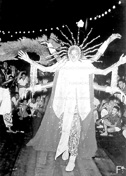 Miguel de Castro com a fantasia "Deusa Indiana" no Carnaval de 1966.