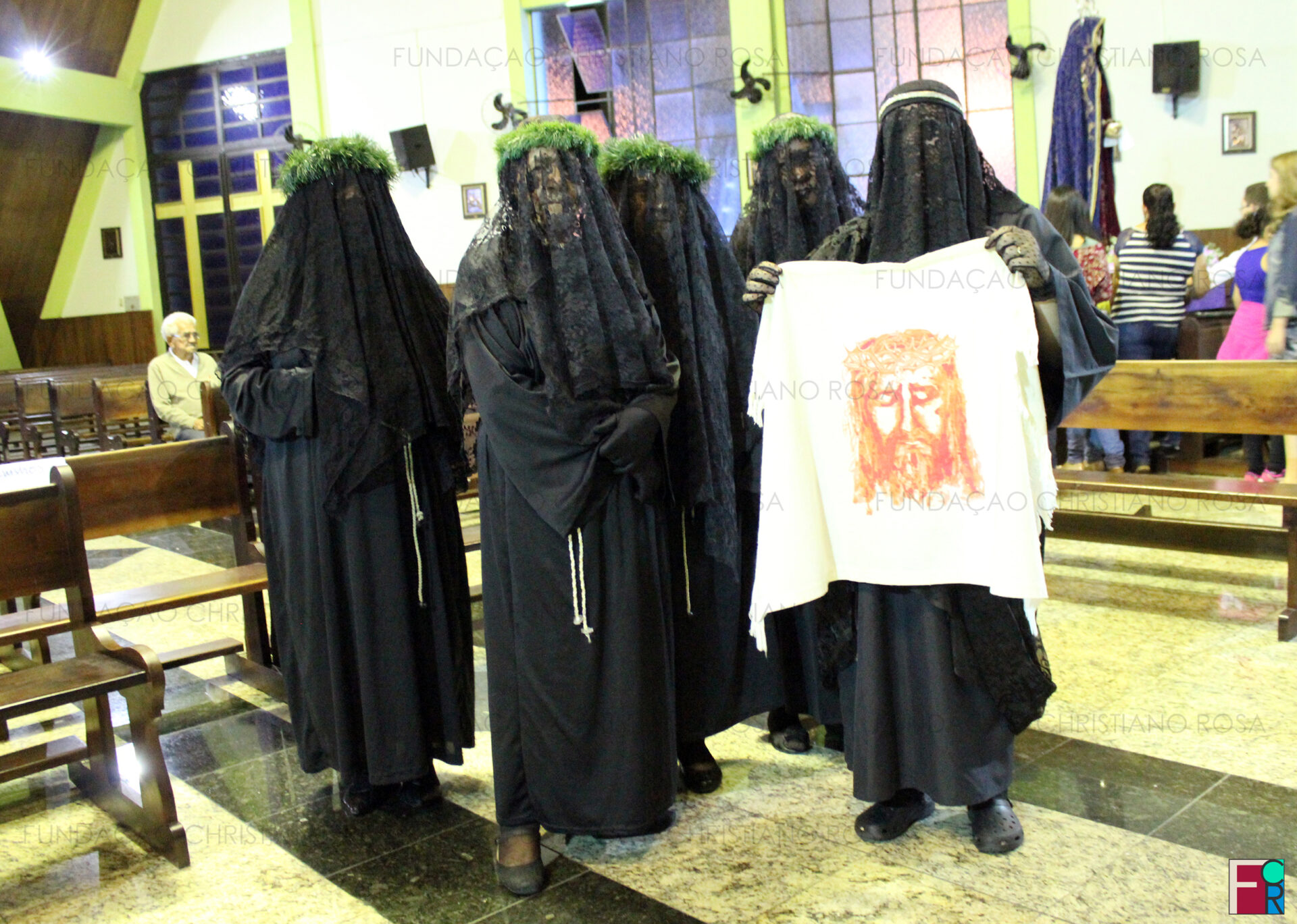 Jovanir Santos (com a representação do Sudário nas mãos) como Verônica. Foto de 14/04/2017, durante a Semana Santa em Piquete, SP.