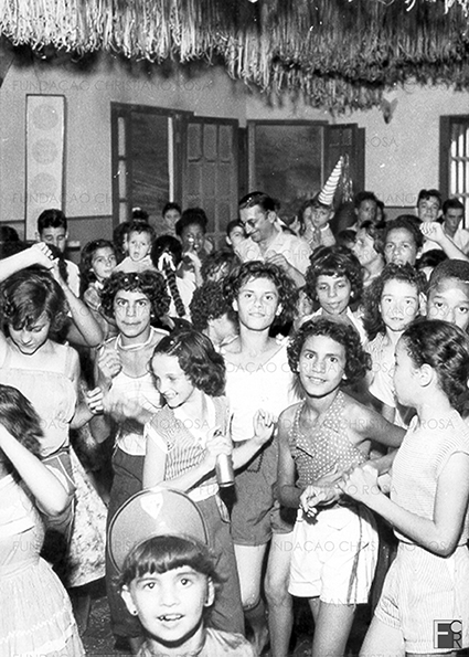 Foliões no Clube Comercial, em Piquete, na década de 1960.