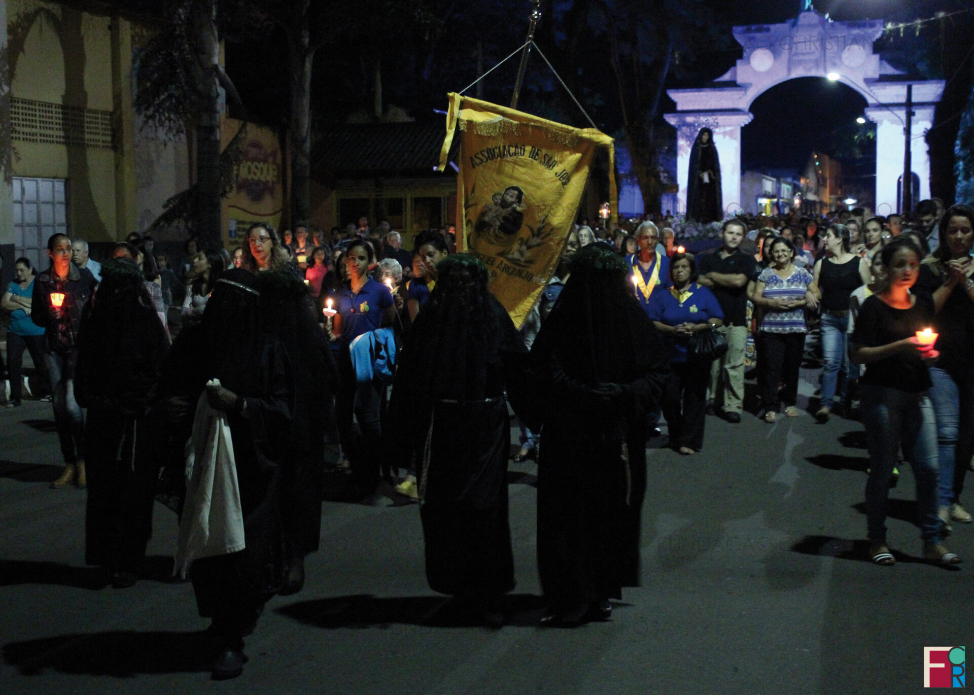 Jovanir Santos (com a representação do Sudário nas mãos) como Verônica durante a Procissão do Senhor Morto. Foto de 14/04/2017, durante a Semana Santa em Piquete, SP.
