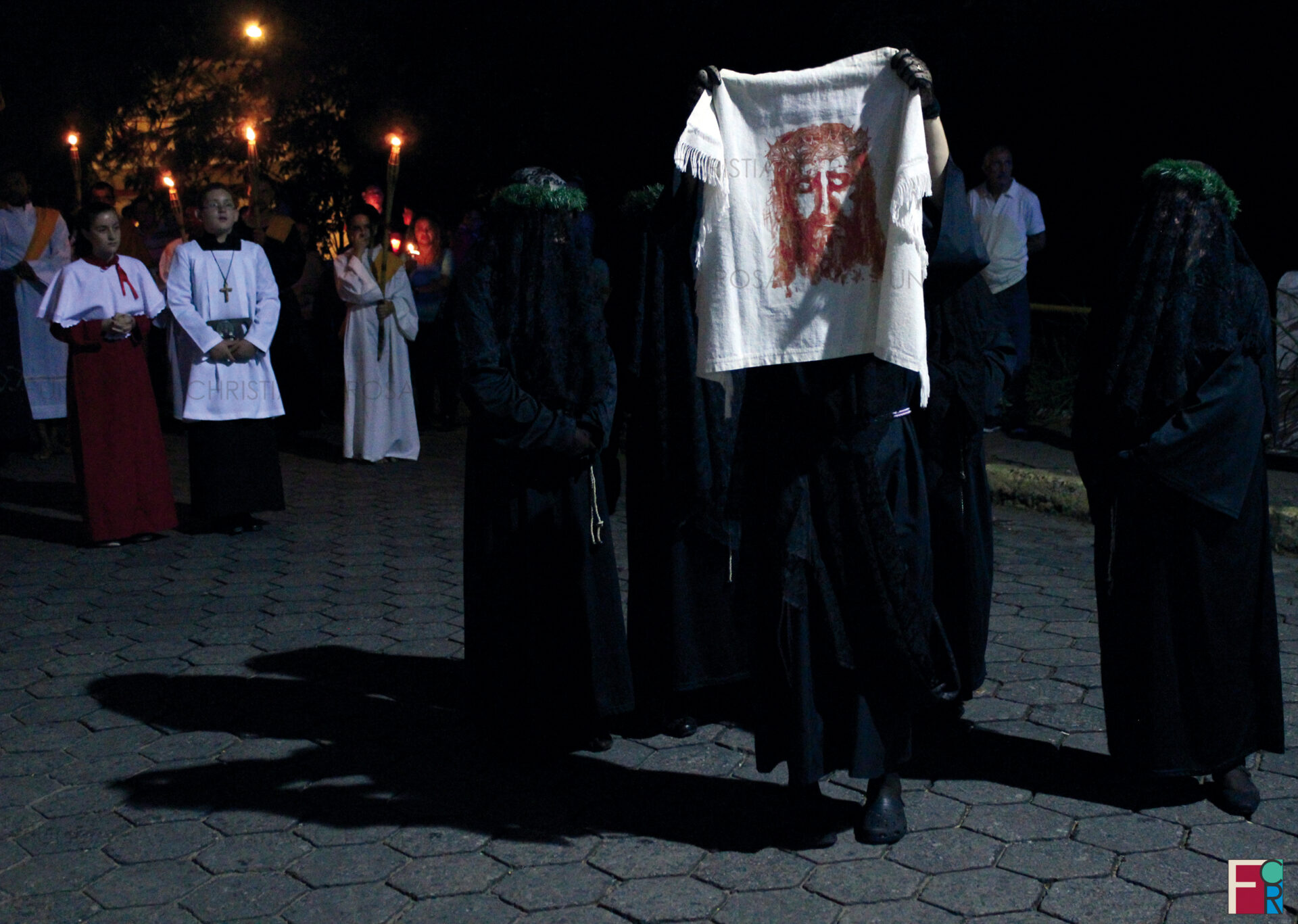 Jovanir Santos (com a representação do Sudário nas mãos) como Verônica durante a Procissão do Senhor Morto. Foto de 14/04/2017, durante a Semana Santa em Piquete, SP.