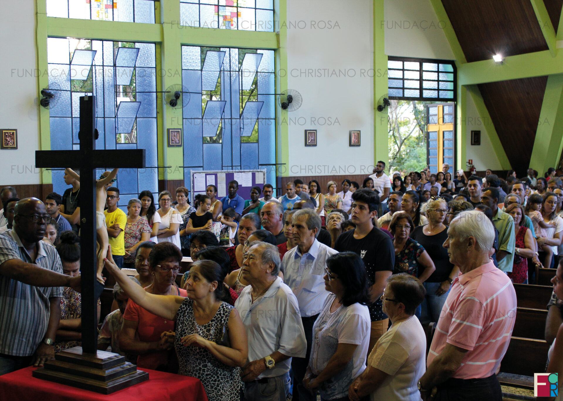 Beijamento do Crucificado na Matriz de São Miguel, em Piquete, SP. Foto de 14/04/2017, durante a Semana Santa em Piquete, SP.