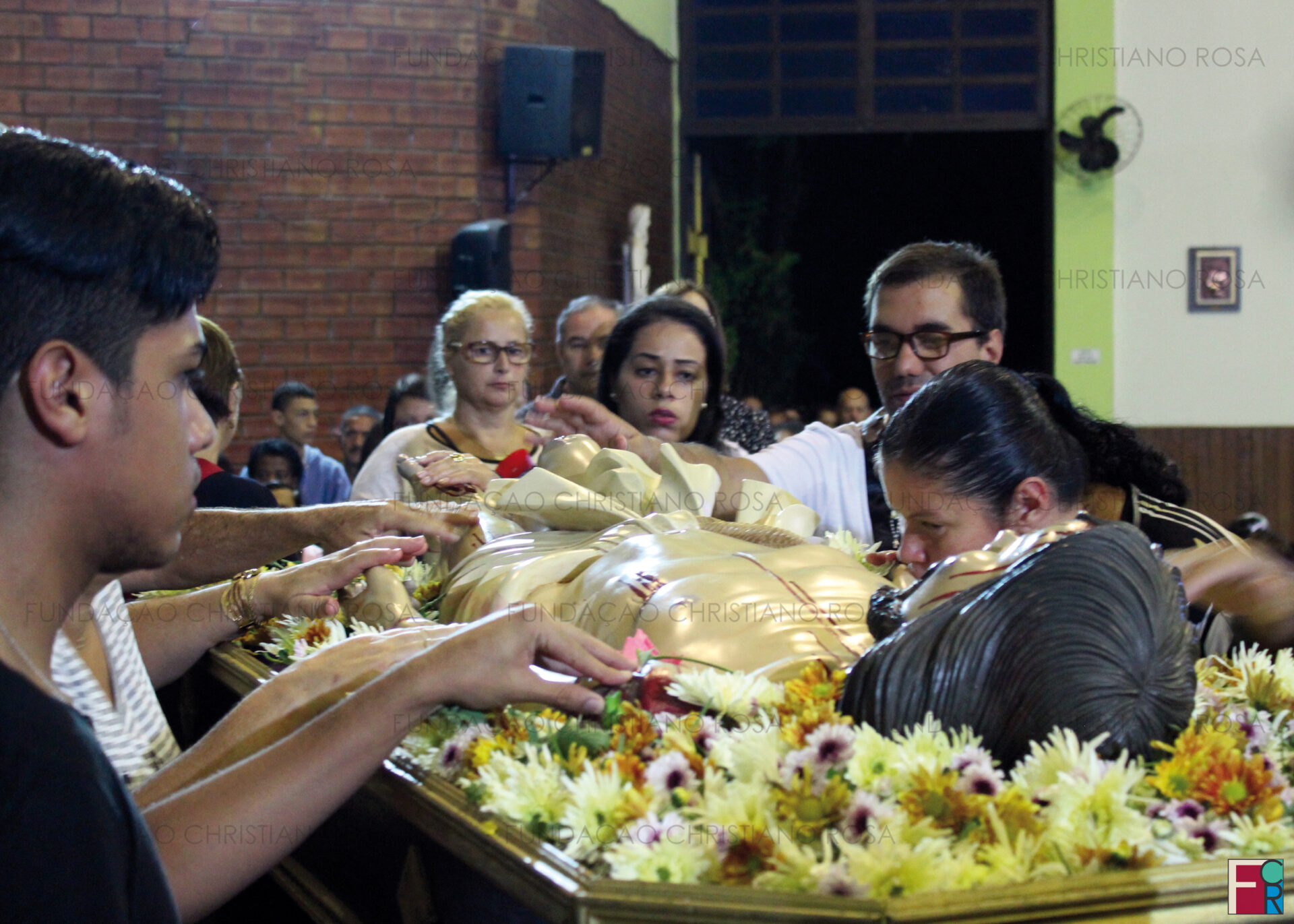 Beijamento do Senhor Morto na Matriz de São Miguel, em Piquete, SP. Foto de 14/04/2017, durante a Semana Santa em Piquete, SP.