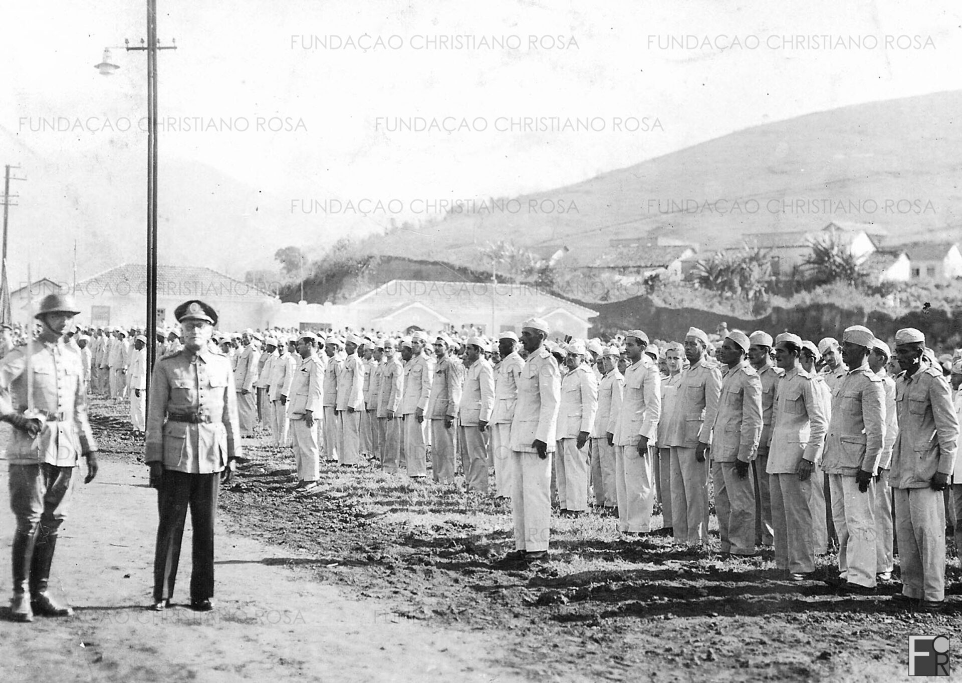 O Marechal Waldemar Brito de Aquino, então Coronel e diretor da FPV, passa por operários em evento de comemoração do aniversário da Fábrica, em 15 de março de 1944.
