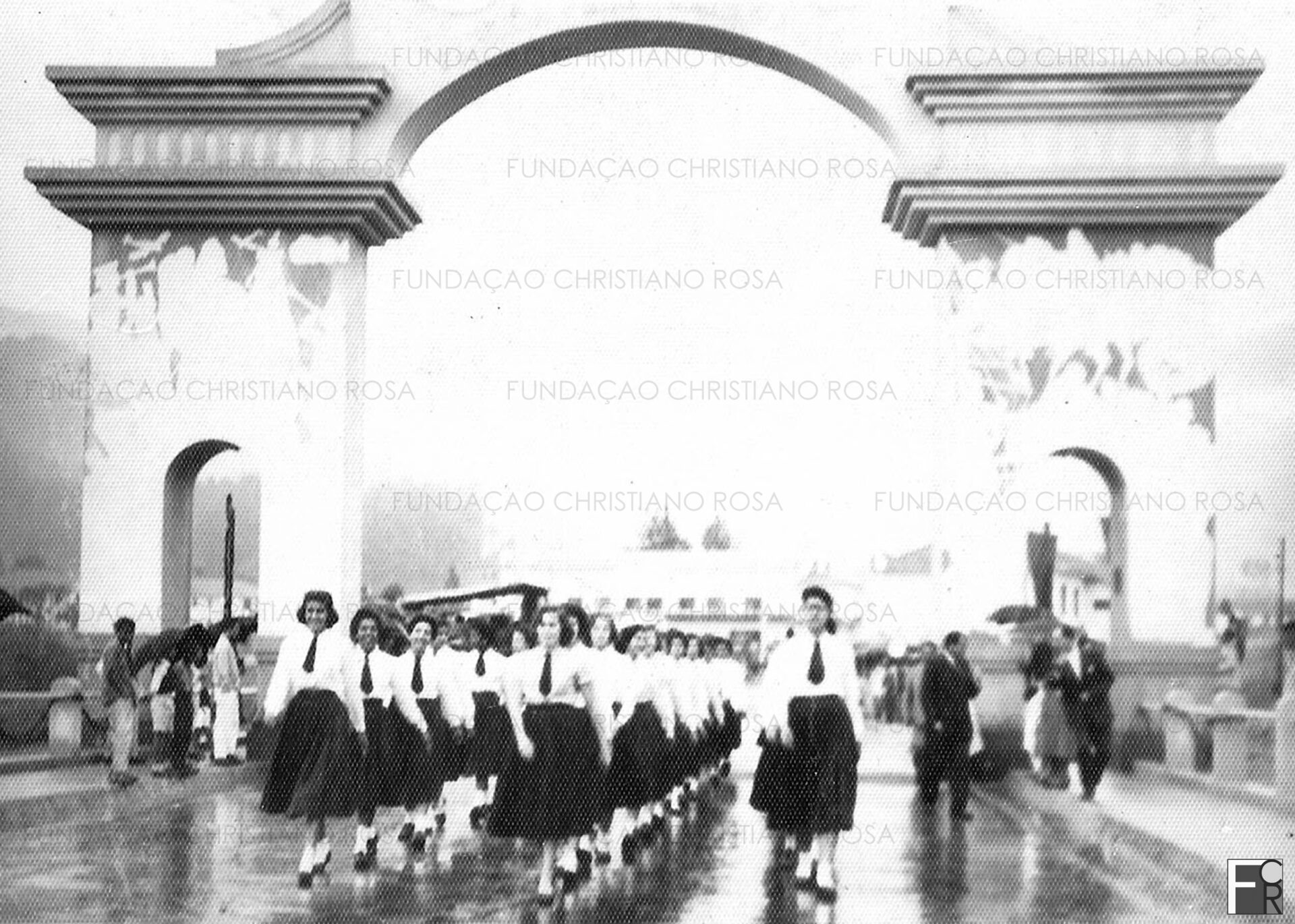 Inauguração do Pórtico da FPV, em cerimônia que aconteceu em 19 de novembro de 1955. Na foto, alunas do Departamento Educacional.
