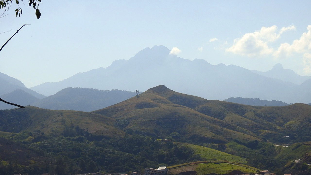 Todo o centro do primeiro plano desta imagem faz parte do projeto de restauração de áreas degradadas tocado por Alencar Ferreira. Pensem nessa área revegetada daqui a alguns anos e na diferença para melhor que se efetivaria nessa foto!