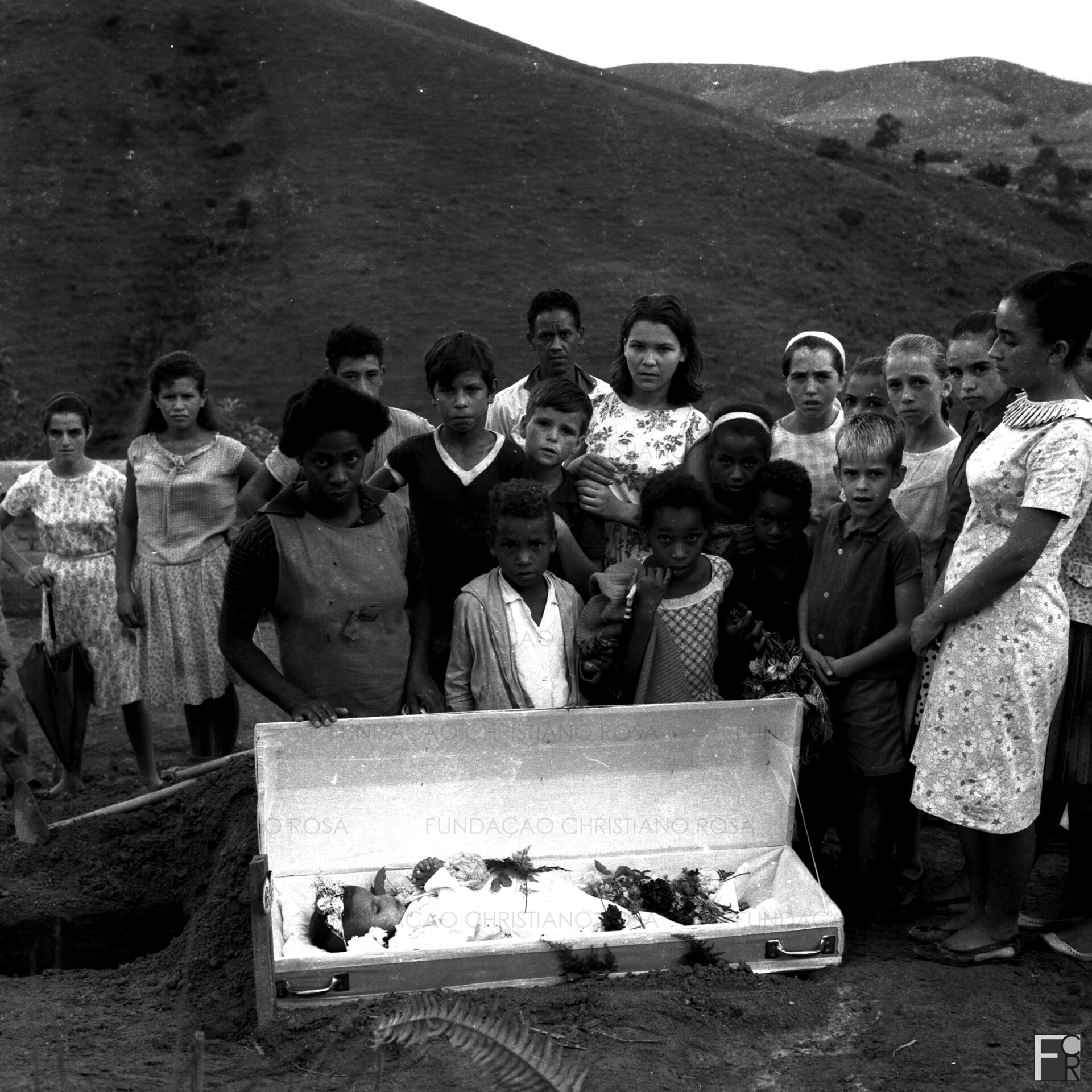 Registro da despedida de um anjinho no cemitério de Piquete, SP. Fotografia de Dogmar Brasilino pertencente ao Arquivo Pró-Memória da Fundação Christiano Rosa.