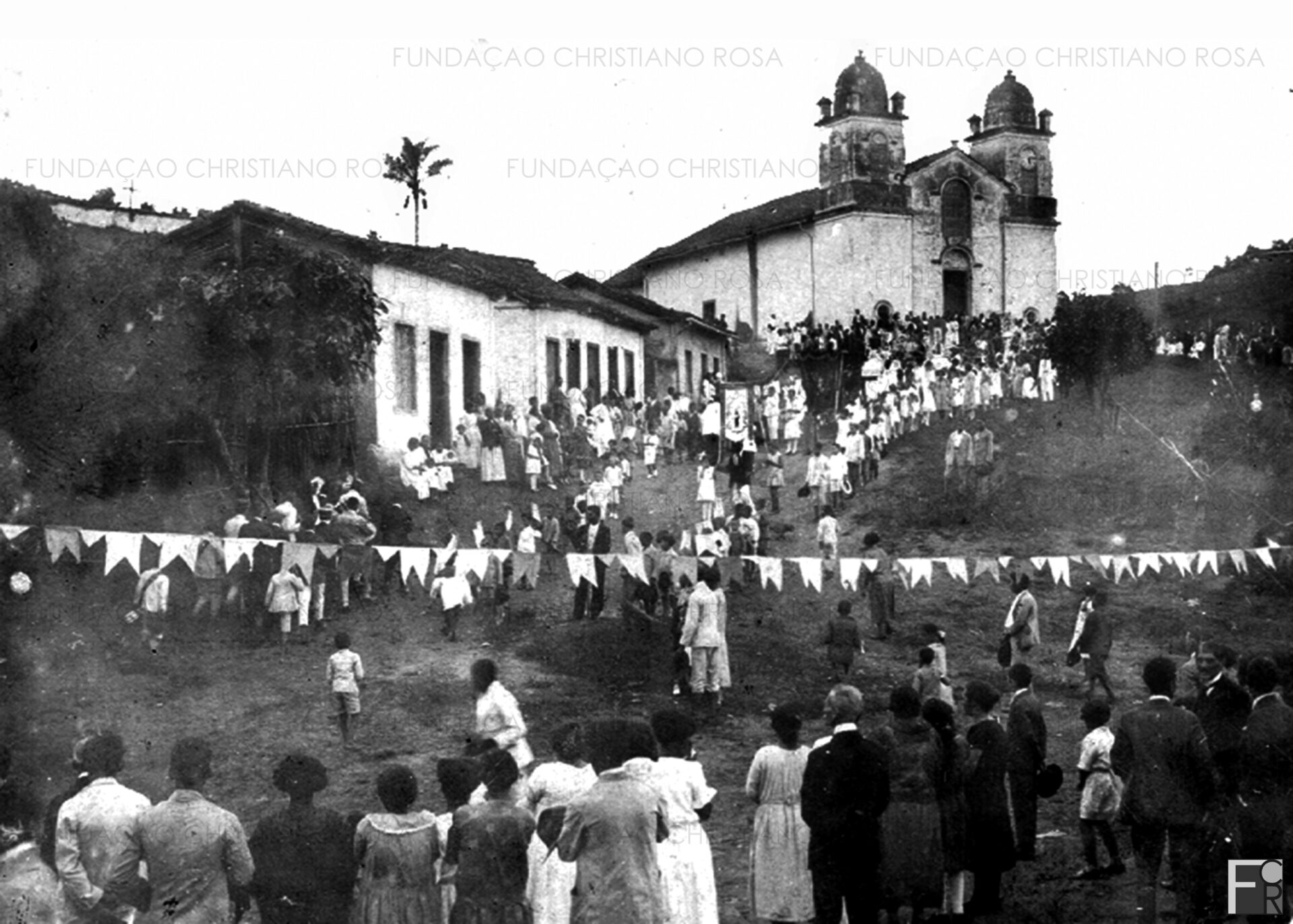 Saída da procissão de São Miguel da Igreja Matriz, atual Igreja de São Miguel e Almas. Foto do início da década de 1920.