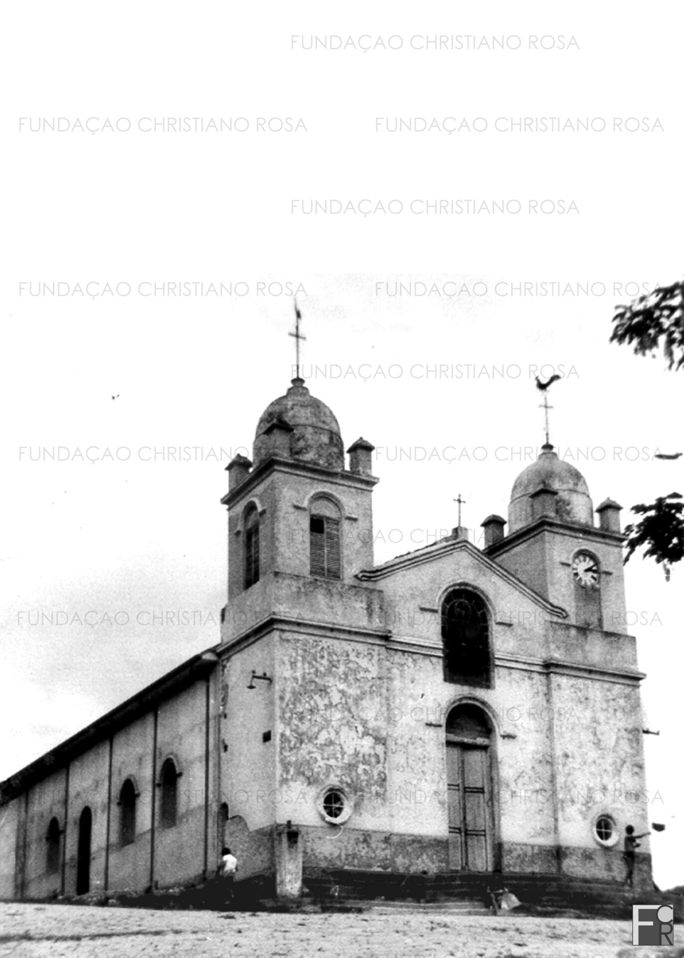 Antiga Matriz de São Miguel, atual Igreja de São Miguel e Almas. Foto do início da década de 1970. Foto Leonel Gomes.