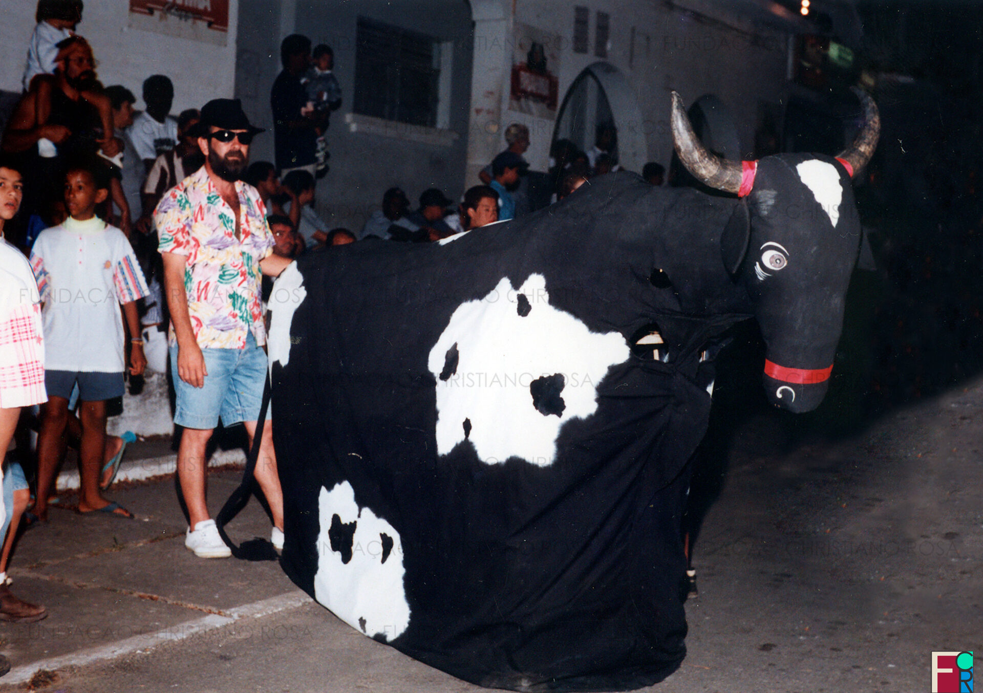 Boi de Carnaval construído pelo Nê Pacheco, na Praça Duque de Caxias, em Piquete, SP.