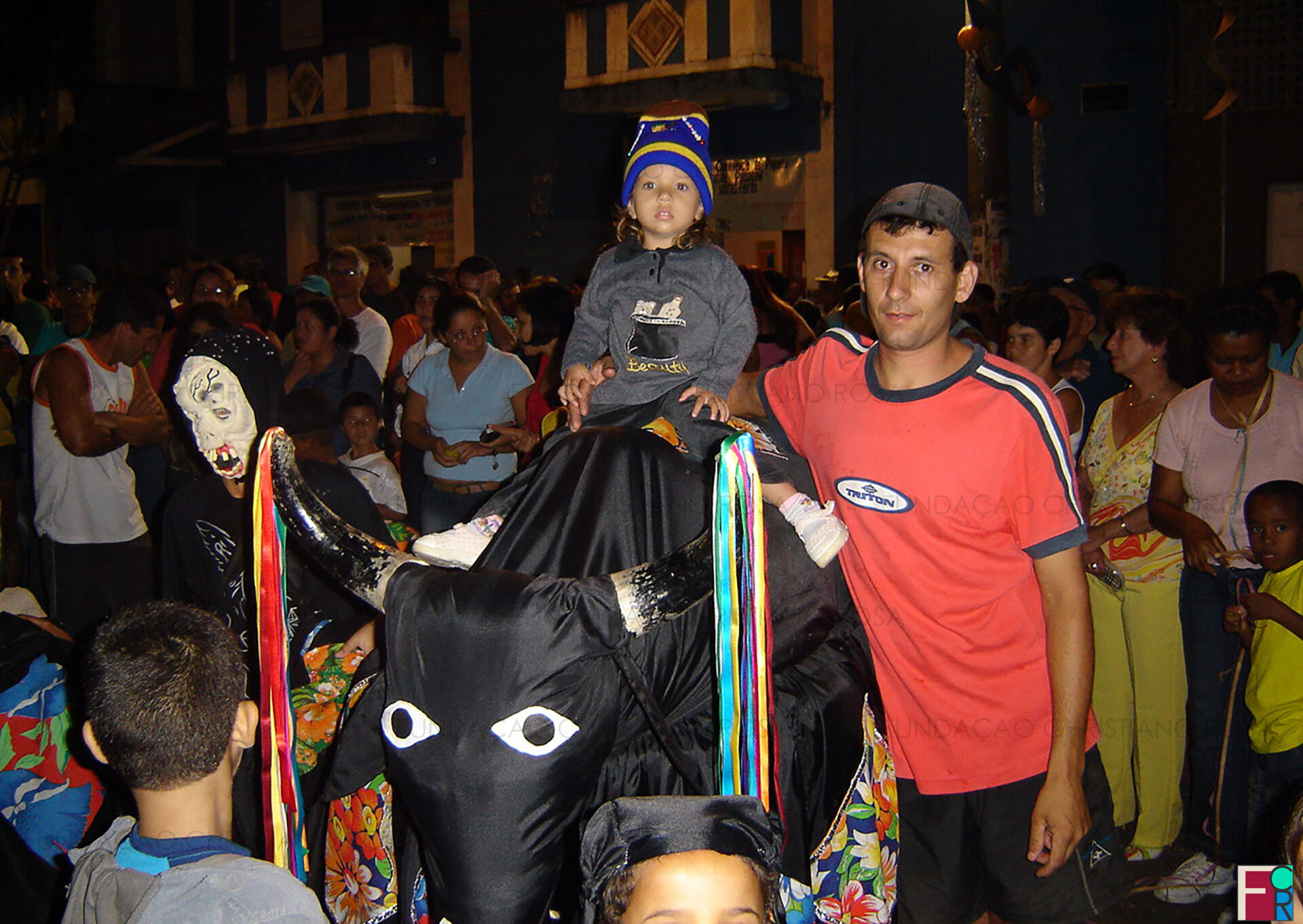 Anderson "Sugala" Di Marqui e Boi de Carnaval na Praça Duque de Caxias, em Piquete, SP.