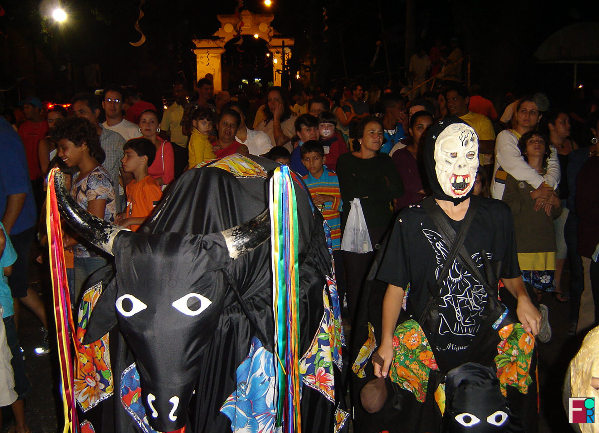 Boi de Carnaval e seu "toureiro" na Praça Duque de Caxias, em Piquete, SP.