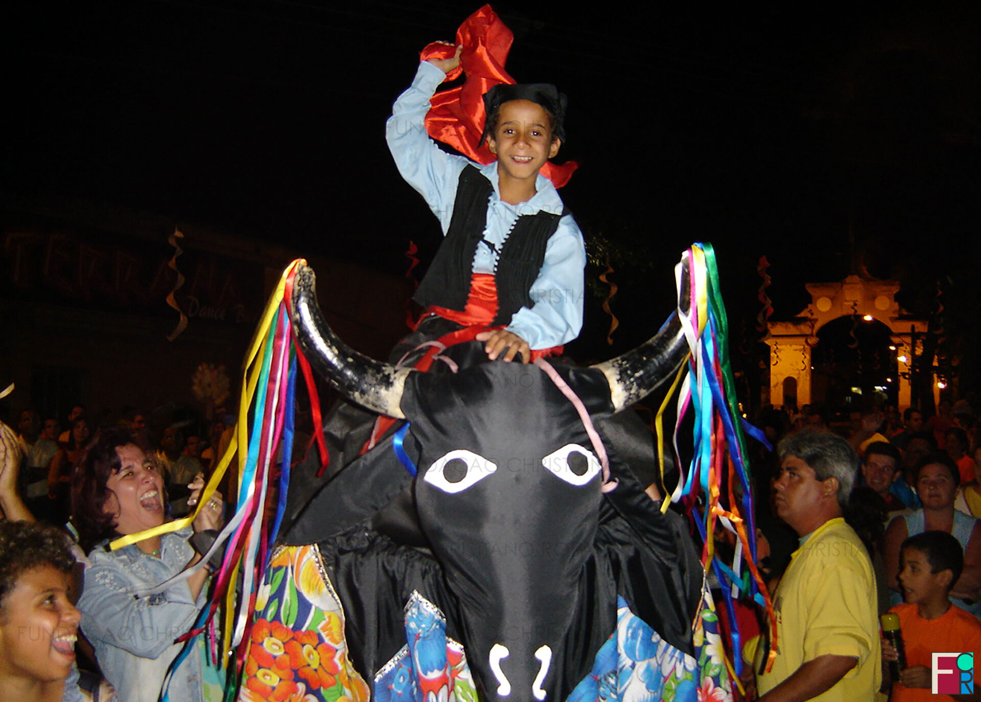 Boi de Carnaval e seu "toureiro" na Praça Duque de Caxias, em Piquete, SP.