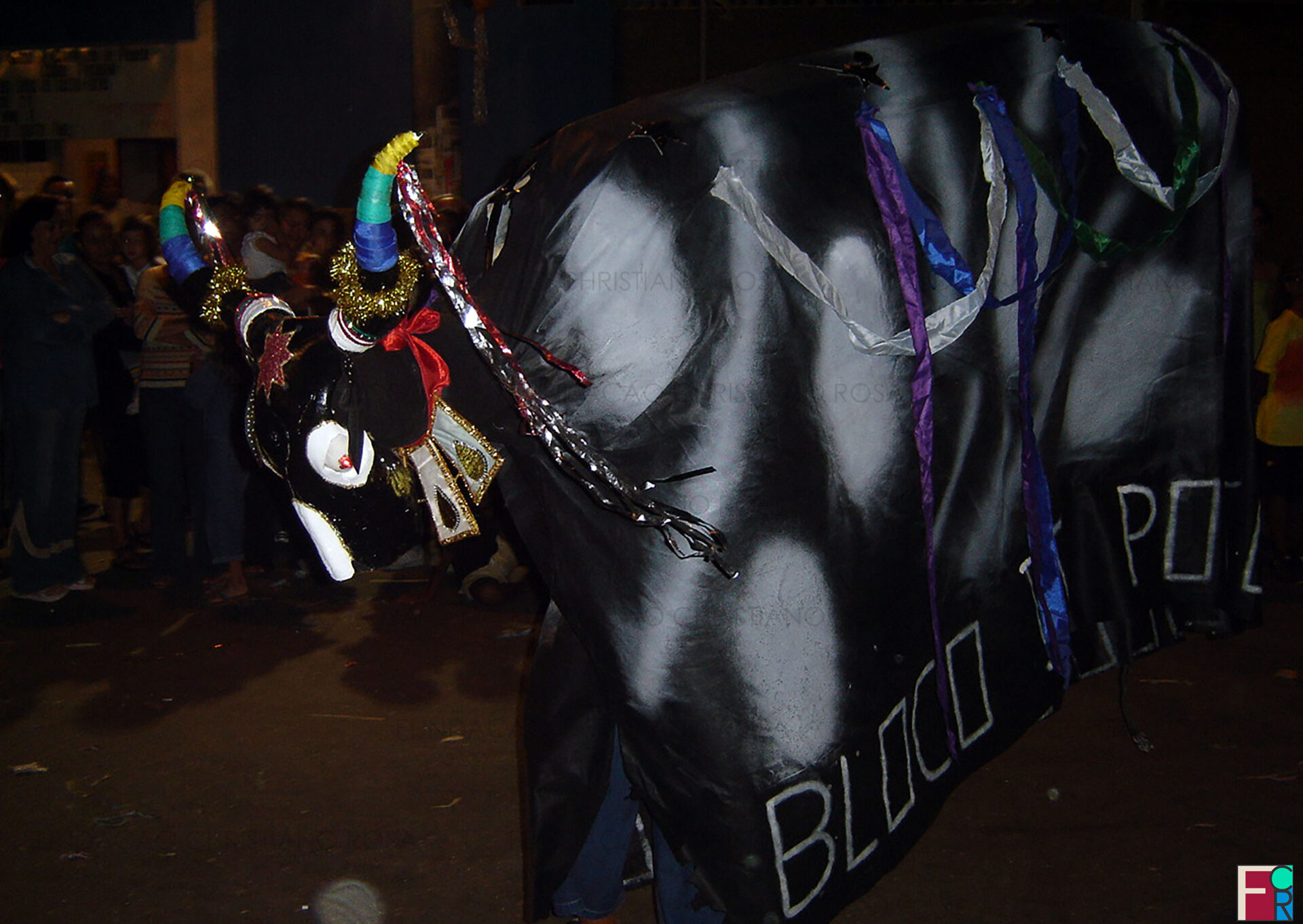 Boi de Carnaval em desfile na Praça Duque de Caxias.