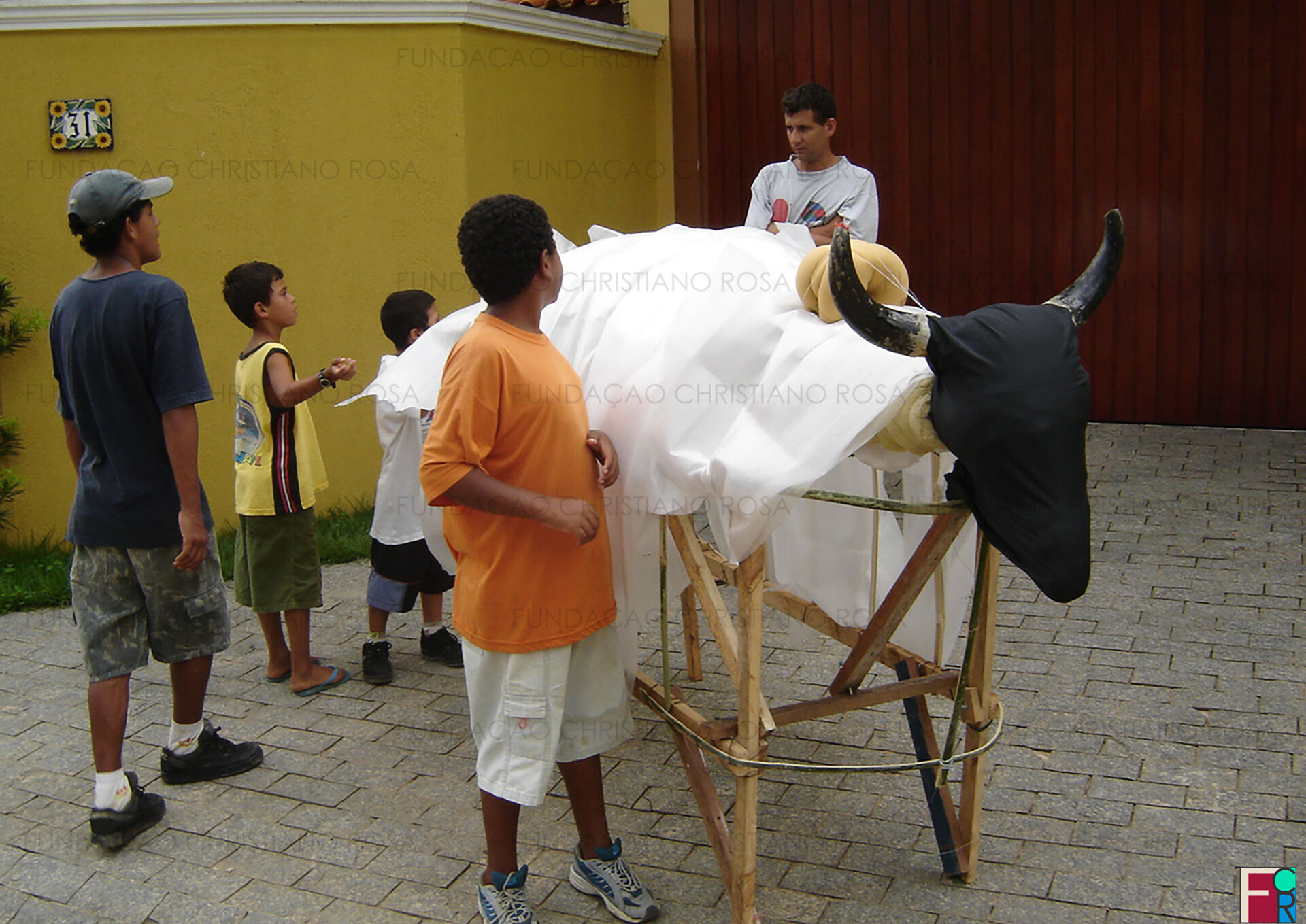 Etapa de montagem do Boi de Carnaval.