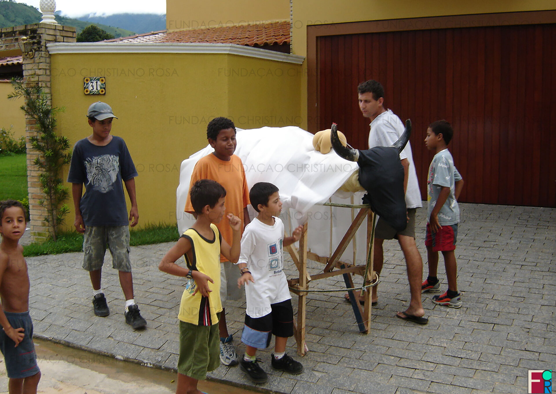 Etapa de montagem do Boi de Carnaval.