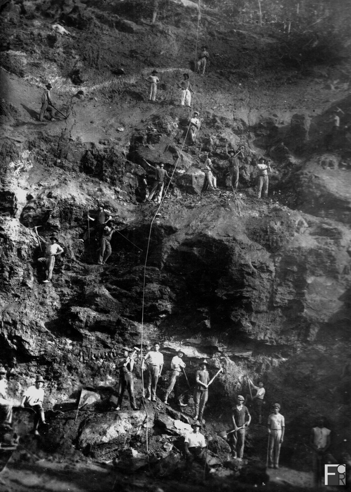 Obras de construção da BR 459, que liga Lorena a Itajubá, passando por Piquete. Foto do início da década de 1940.