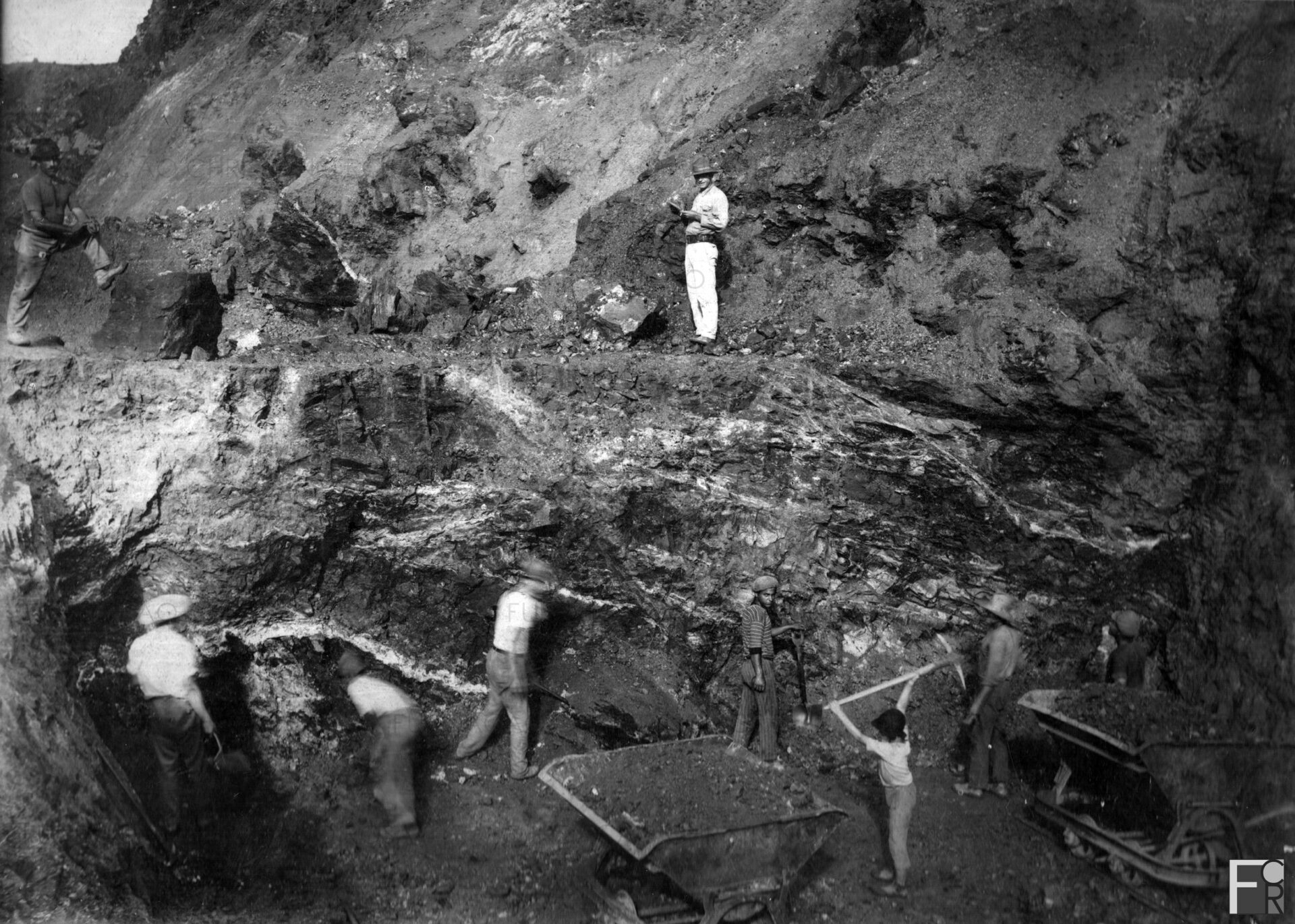 Obras de construção da BR 459, que liga Lorena a Itajubá, passando por Piquete. Foto do início da década de 1940.