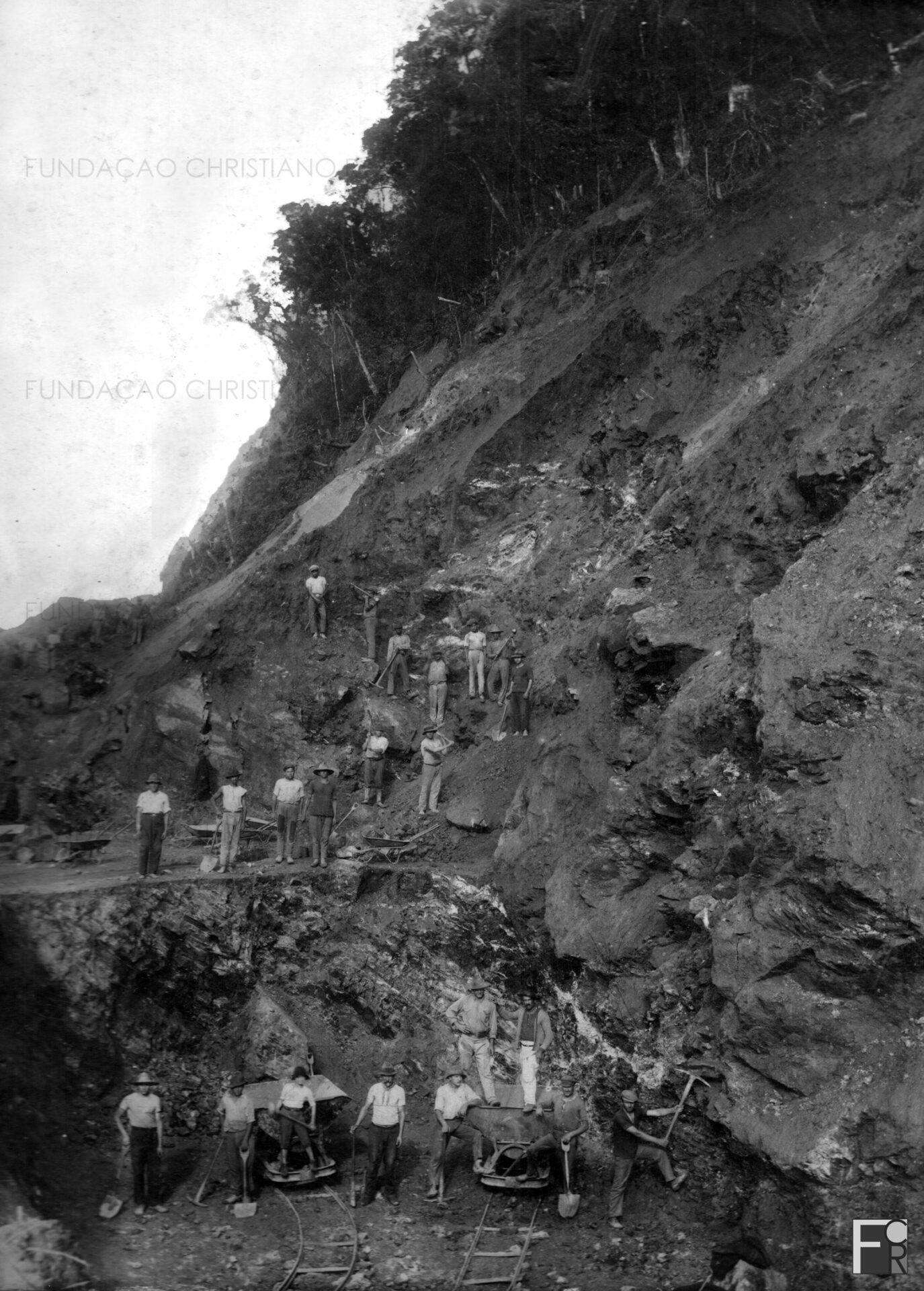 Obras de construção da BR 459, que liga Lorena a Itajubá, passando por Piquete. Foto do início da década de 1940.