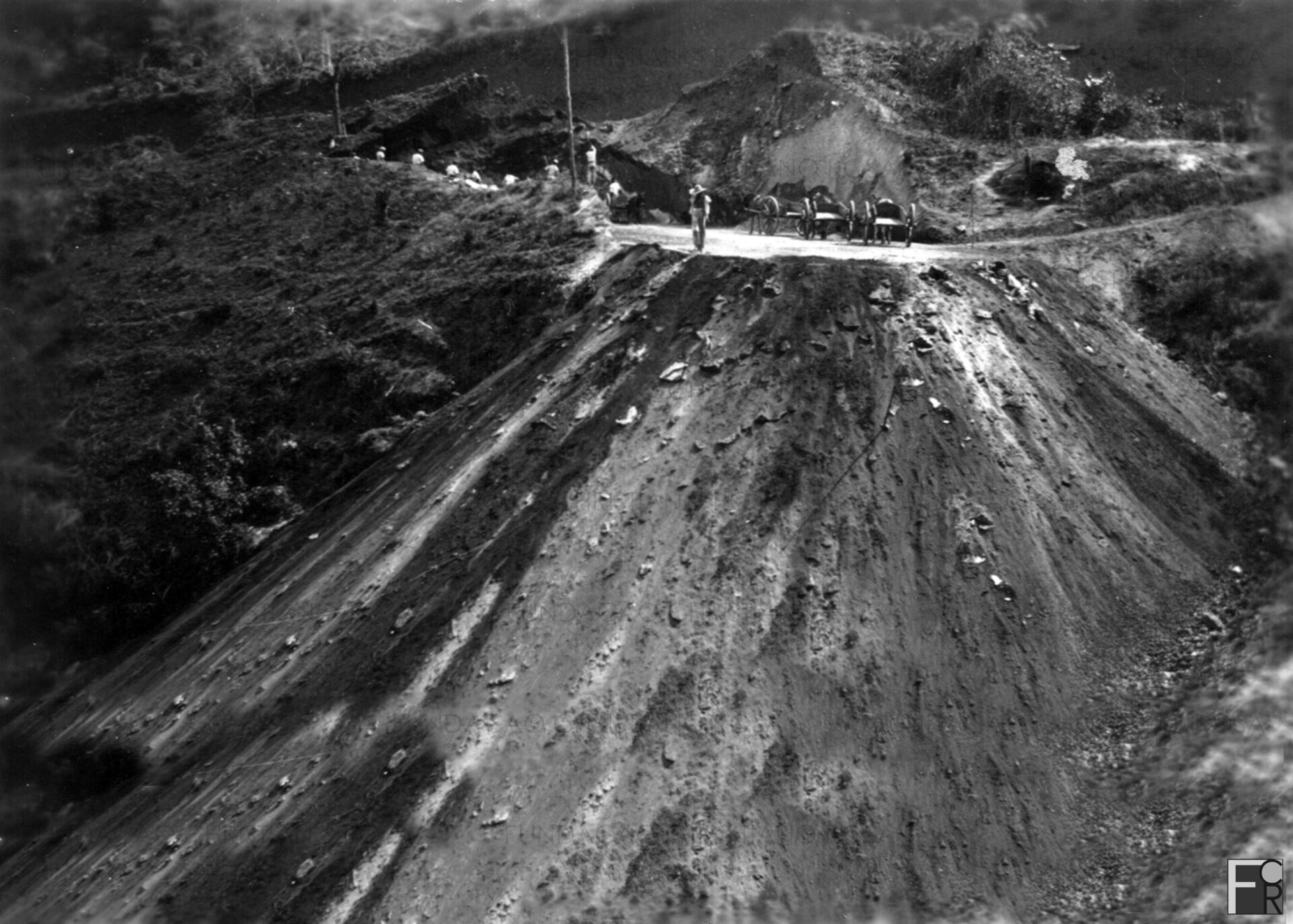 Obras de construção da BR 459, que liga Lorena a Itajubá, passando por Piquete. Foto do início da década de 1940.