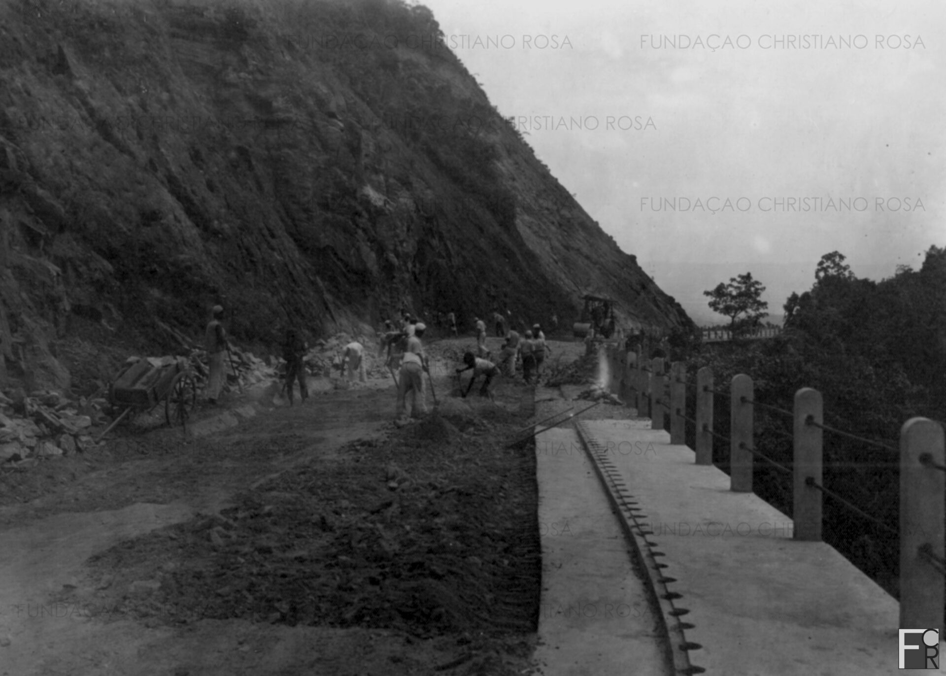 Obras de construção da BR 459, que liga Lorena a Itajubá, passando por Piquete. Foto do início da década de 1940.