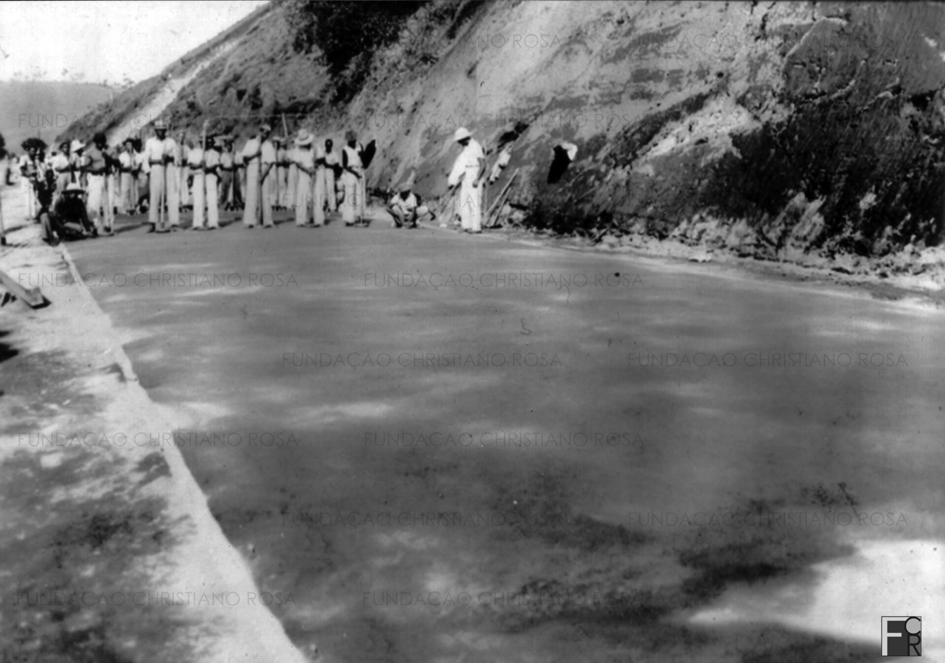 Obras de construção da BR 459, que liga Lorena a Itajubá, passando por Piquete. Foto do início da década de 1940.
