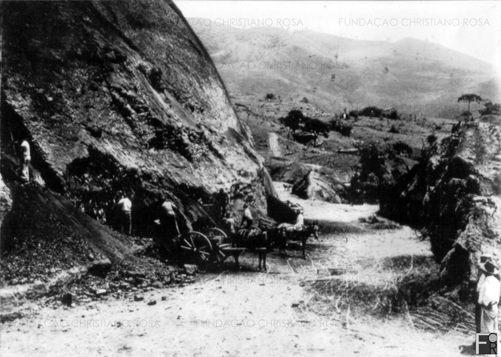 Obras de construção da BR 459, que liga Lorena a Itajubá, passando por Piquete. Foto do início da década de 1940.