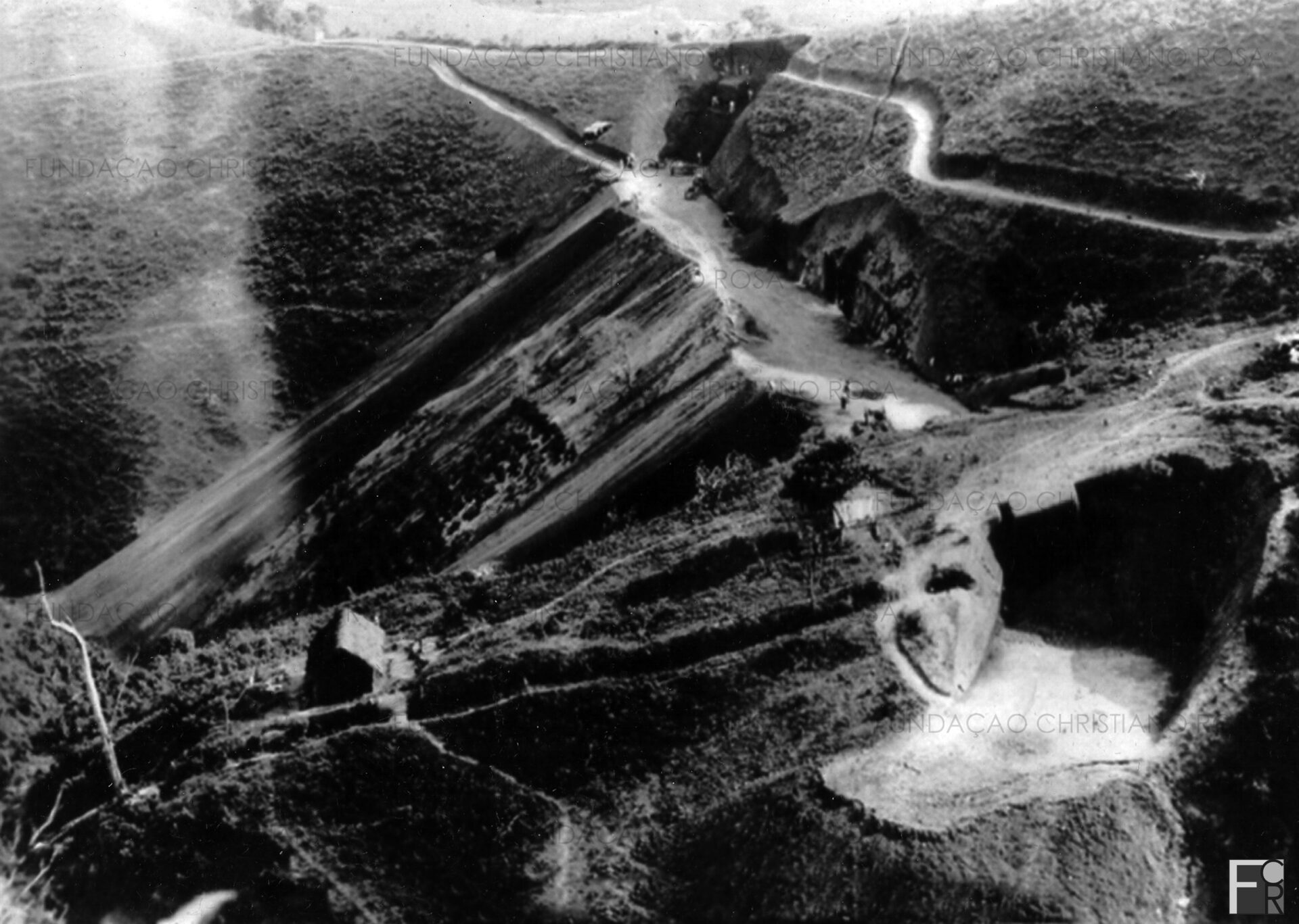 Obras de construção da BR 459, que liga Lorena a Itajubá, passando por Piquete. Foto do início da década de 1940.