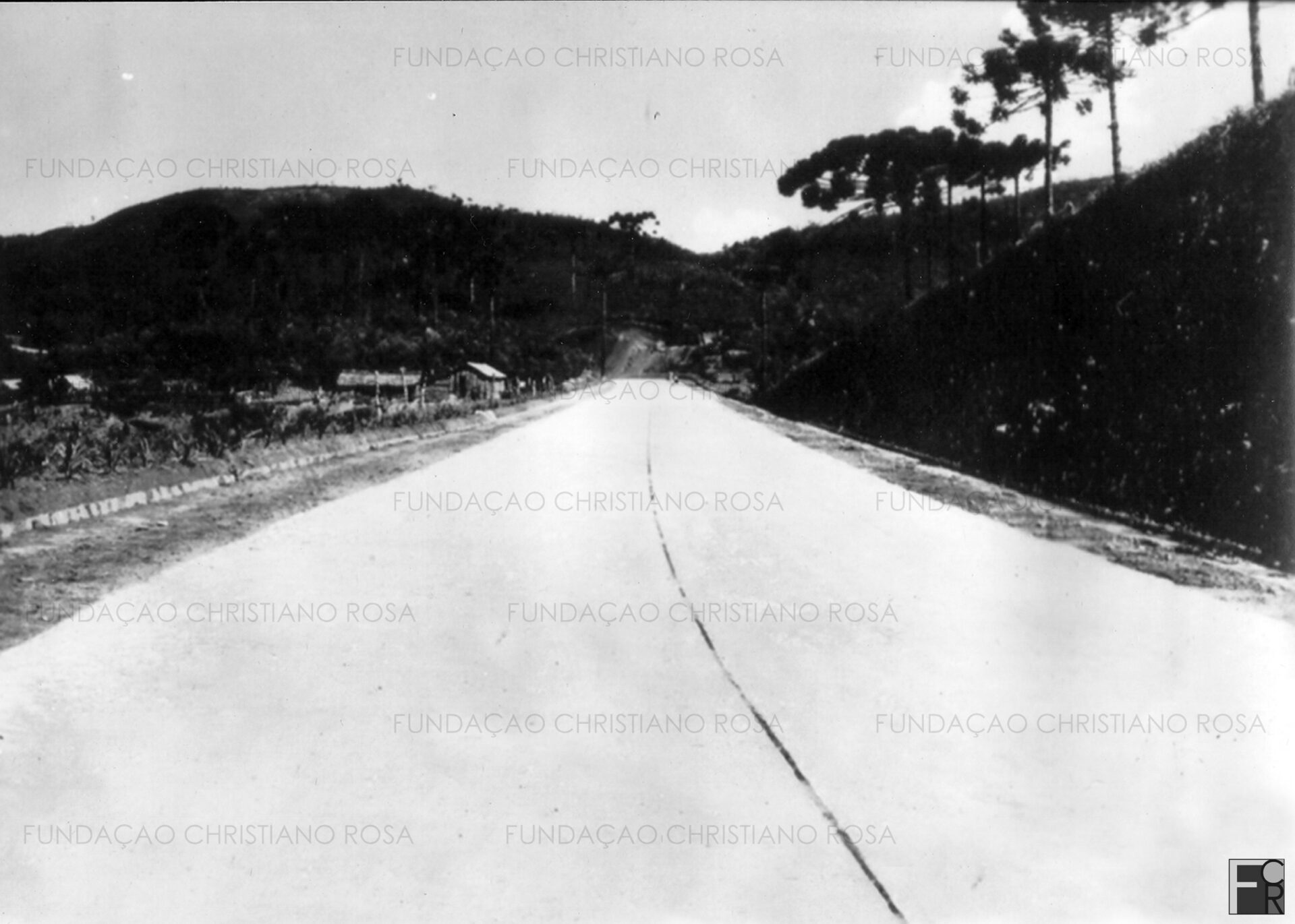 Obras de construção da BR 459, que liga Lorena a Itajubá, passando por Piquete. Foto do início da década de 1940.