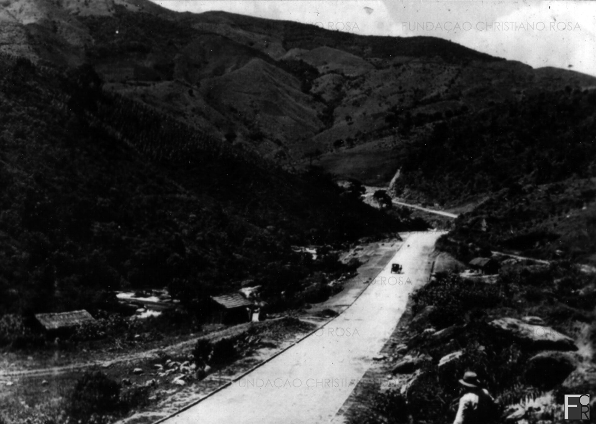 Obras de construção da BR 459, que liga Lorena a Itajubá, passando por Piquete. Foto do início da década de 1940.