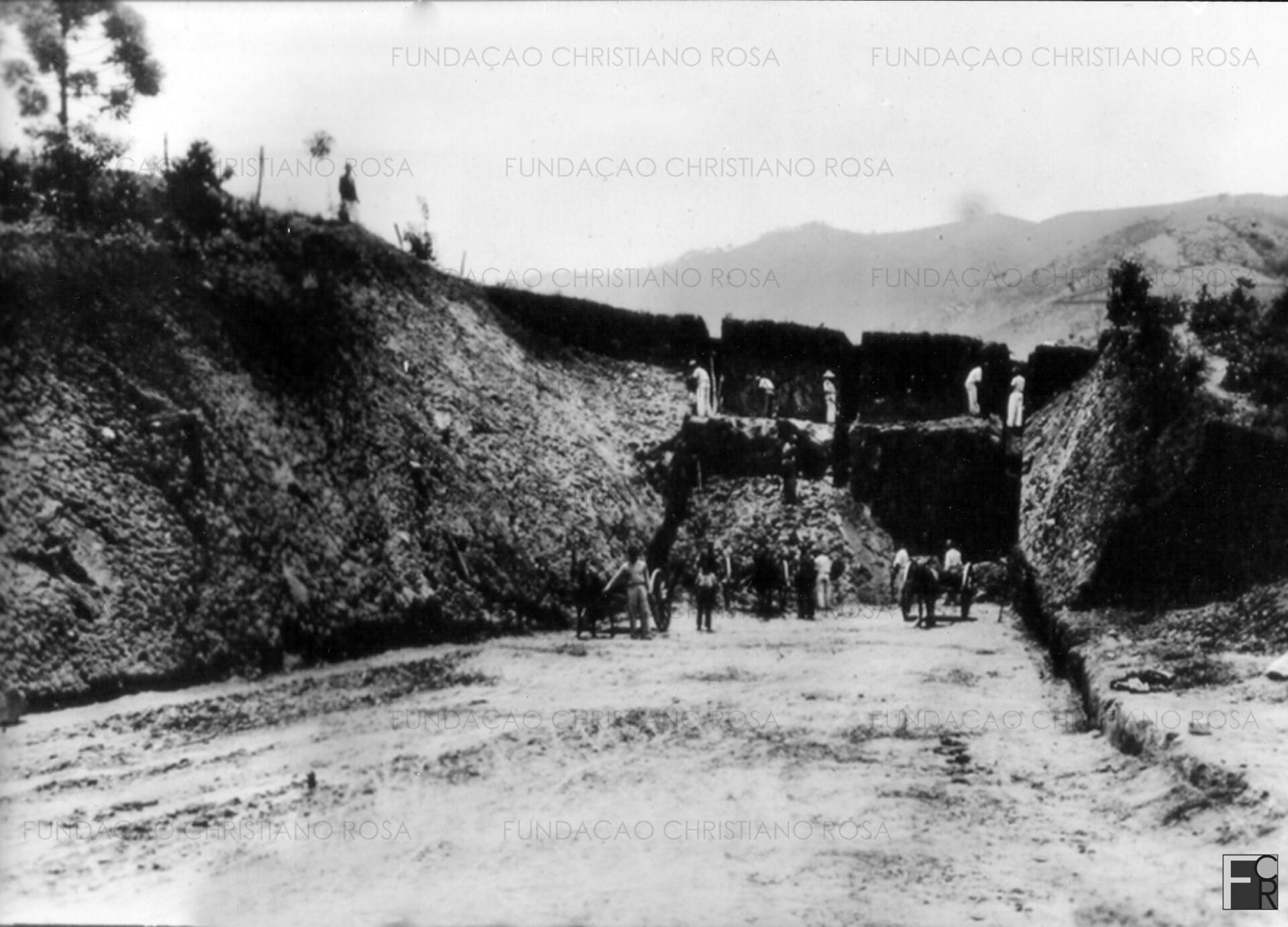 Obras de construção da BR 459, que liga Lorena a Itajubá, passando por Piquete. Foto do início da década de 1940.