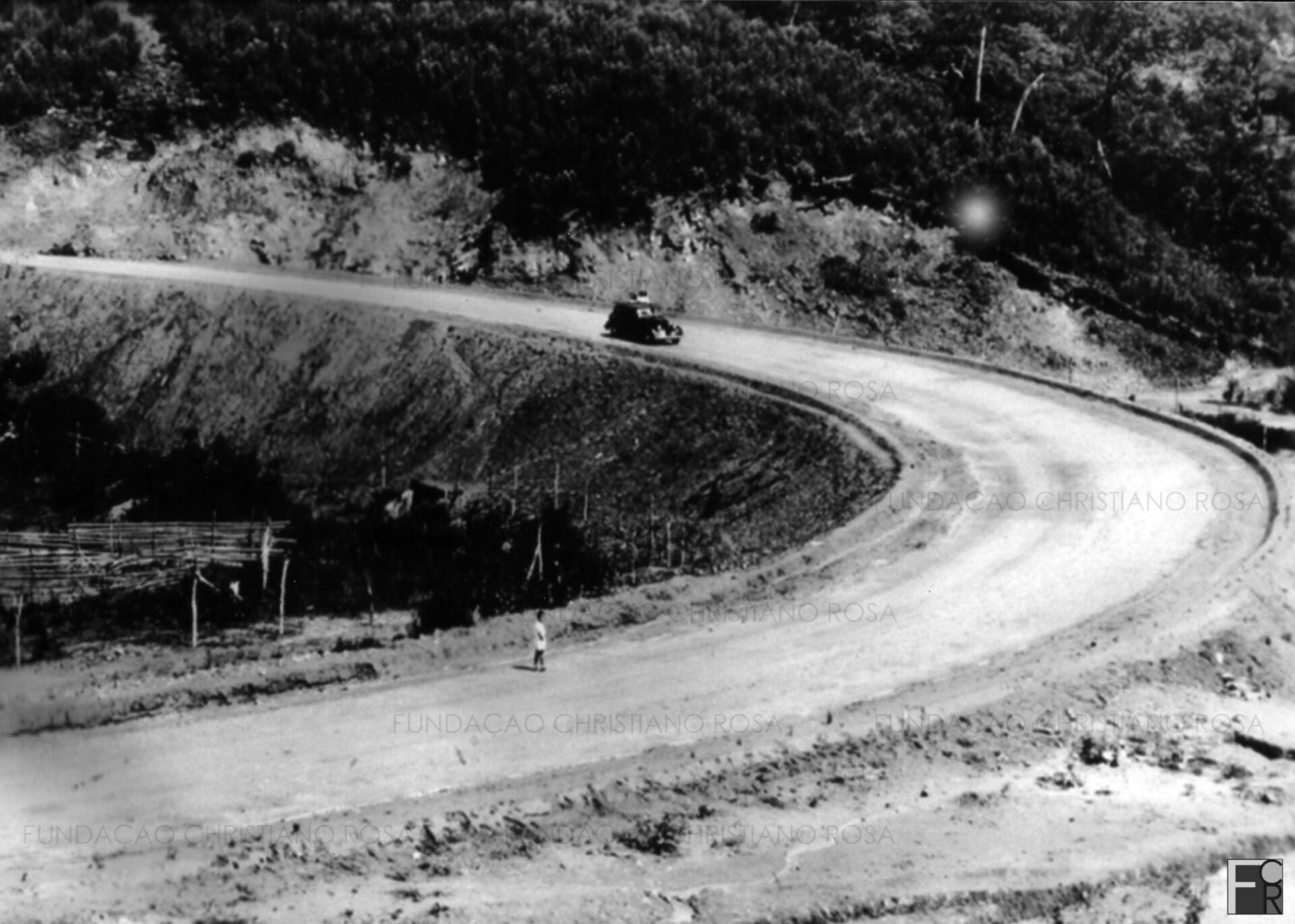 Obras de construção da BR 459, que liga Lorena a Itajubá, passando por Piquete. Foto do início da década de 1940.