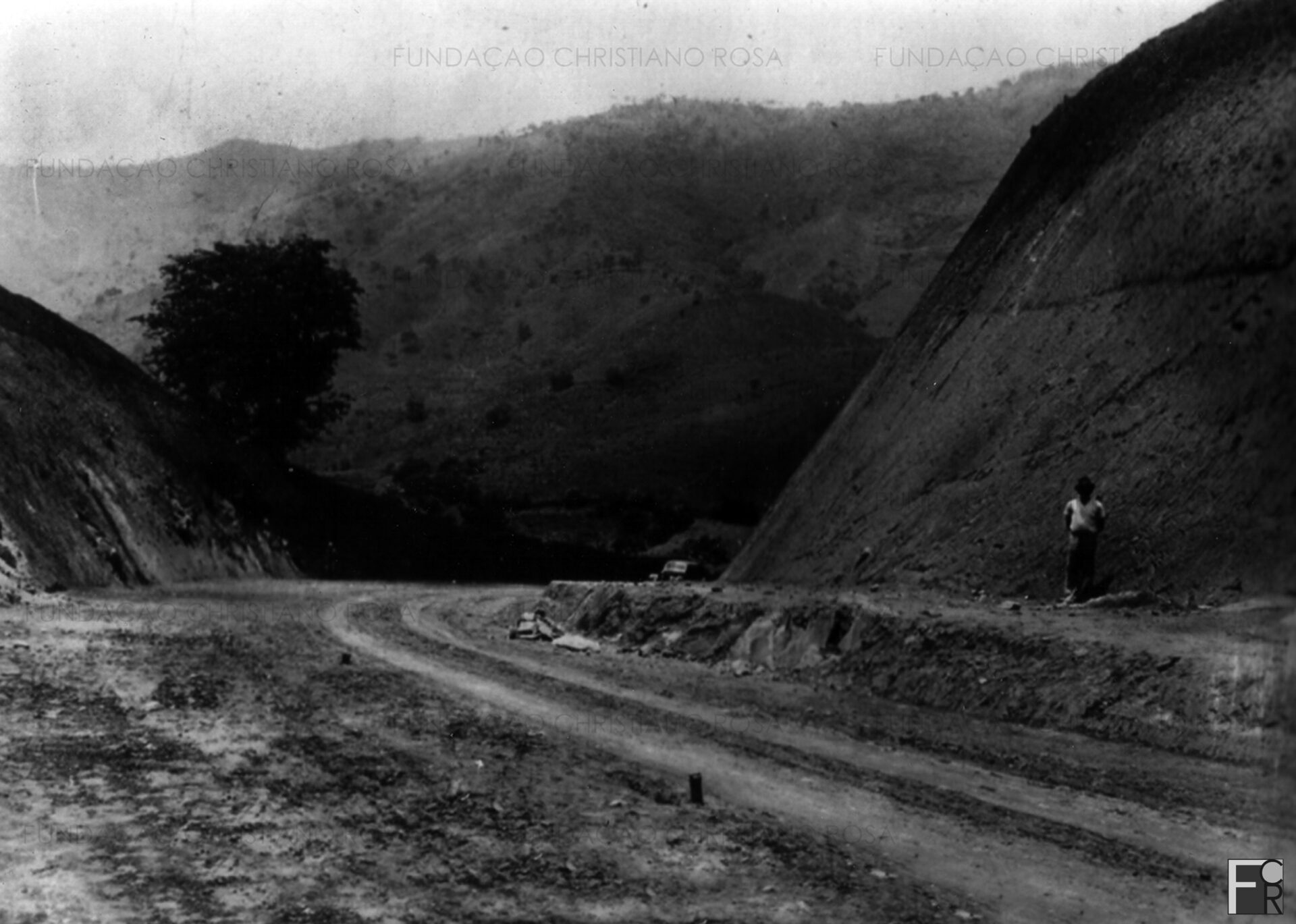 Obras de construção da BR 459, que liga Lorena a Itajubá, passando por Piquete. Foto do início da década de 1940.