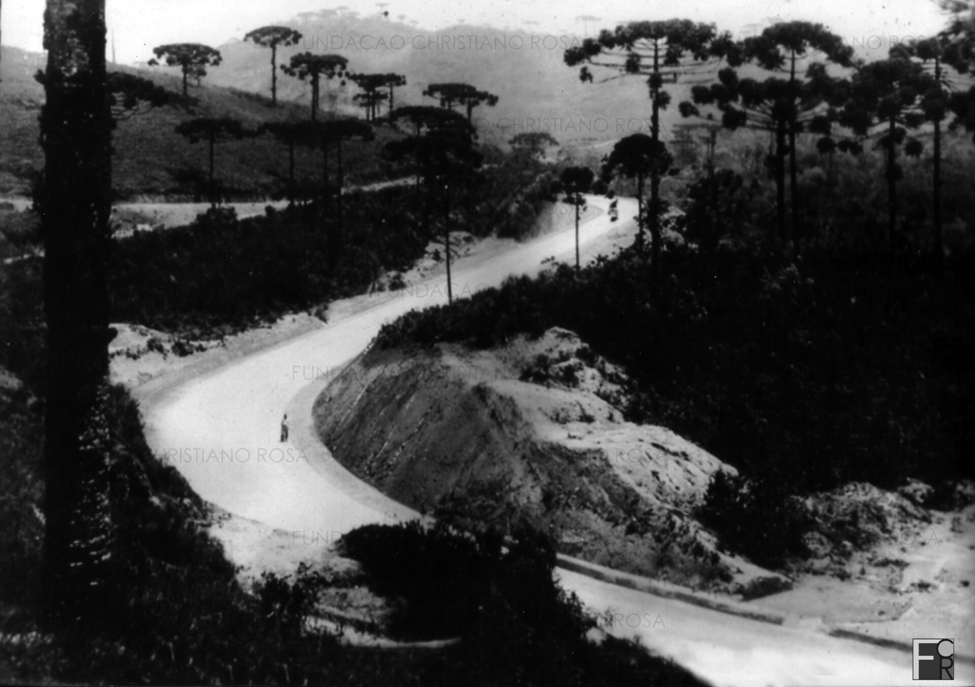 Trecho da BR 459, que liga Lorena a Itajubá, passando por Piquete. Foto do início da década de 1940.