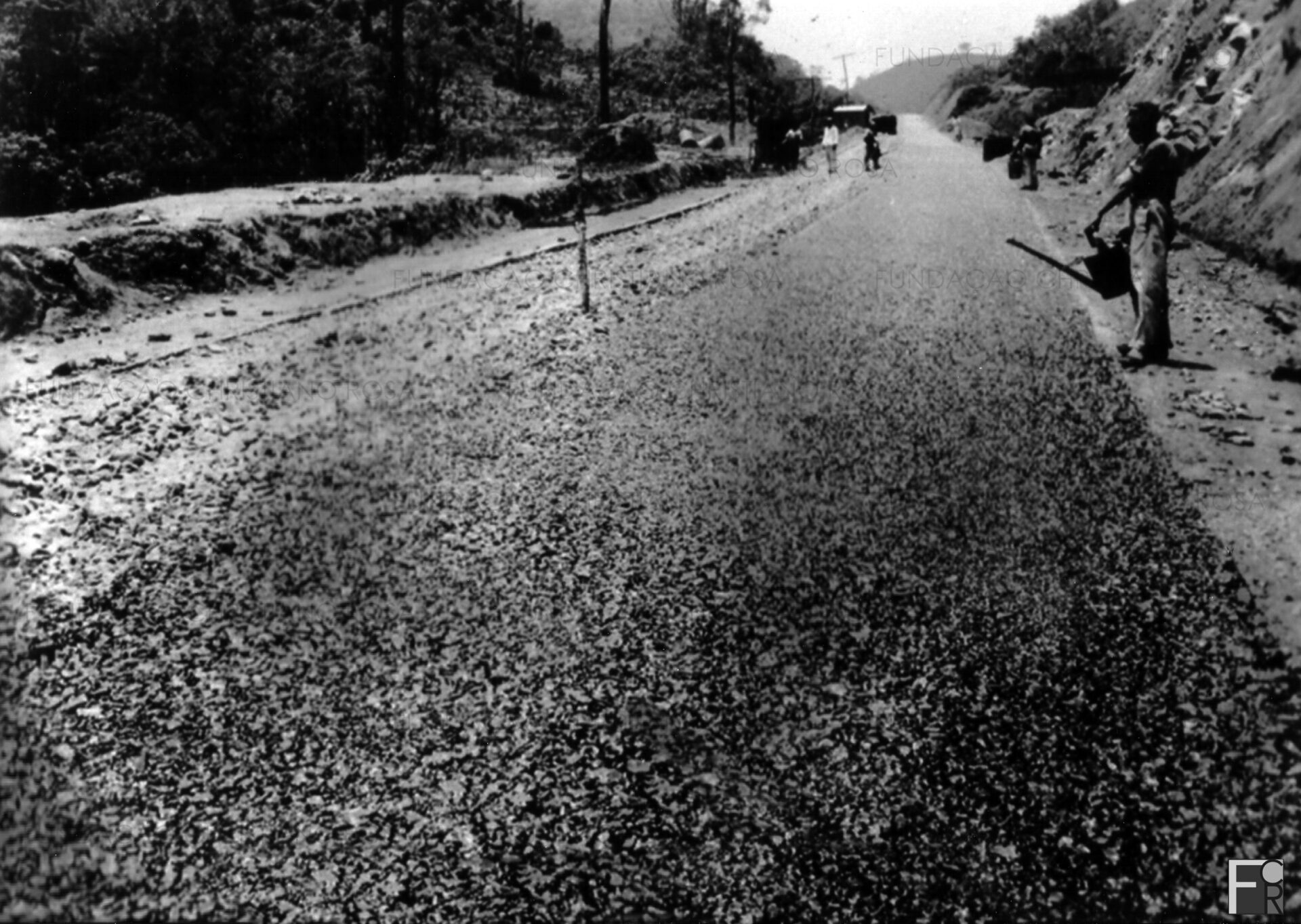 Obras de construção da BR 459, que liga Lorena a Itajubá, passando por Piquete. Foto do início da década de 1940.