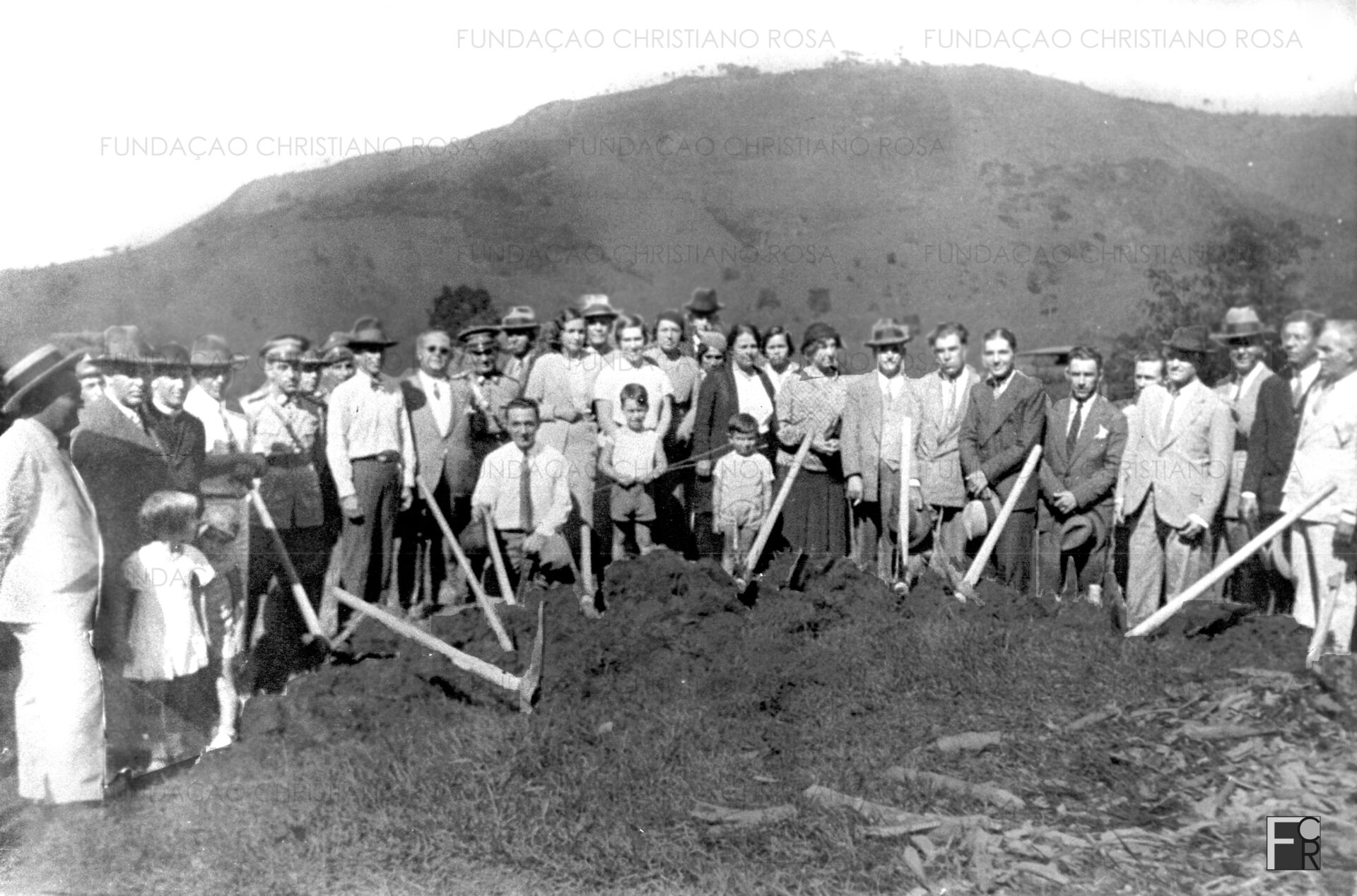Autoridades de Piquete, Lorena e Itajubá, por ocasião do reinício das obras de adaptação e ampliação da estrada Lorena-Itajubá, no trecho de serra, na Tabuleta, em Piquete. Agachado, o prefeito de Piquete, Lydio de Souza Santos. Foto de 20 de outubro de 1934.