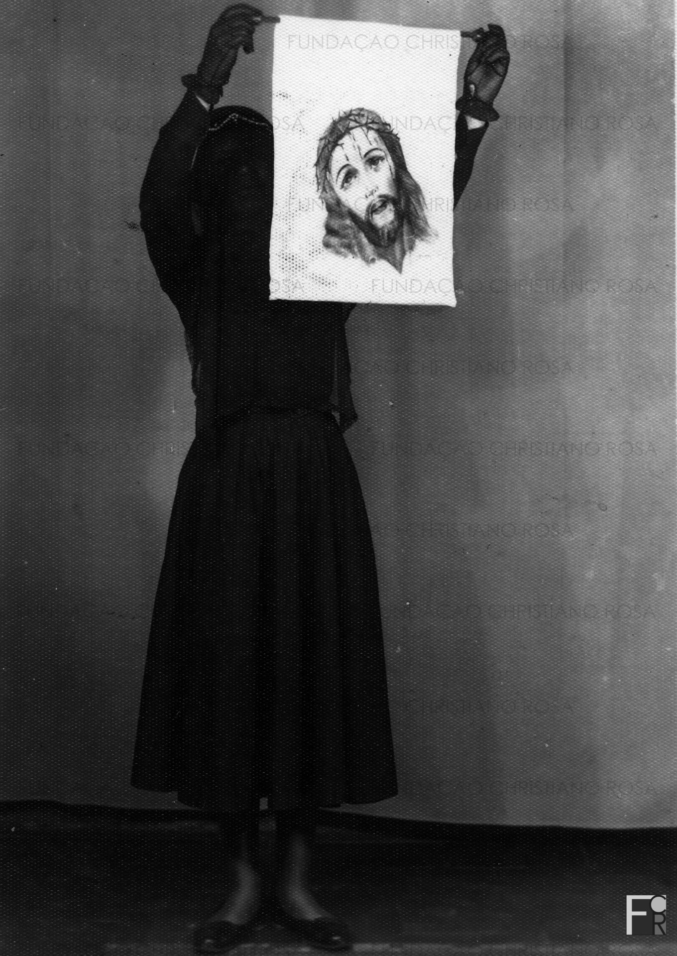 Maria Beraldo Castanho como Verônica em 1957. O sudário foi pintado pelo artista Otávio Cândido. Foto de Dogmar Brasilino.