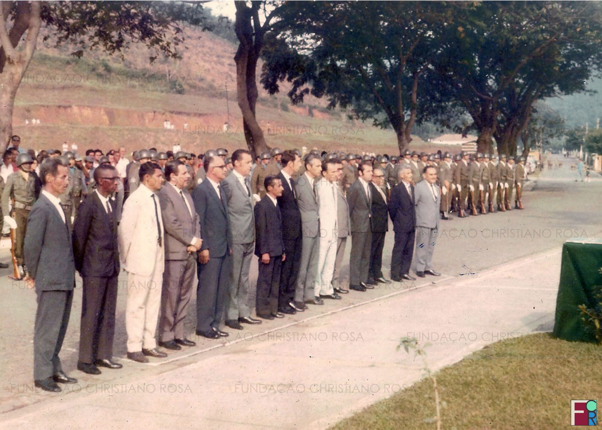 Entrega de medalhas a funcionários da FPV em cerimônia na Praça Duque de Caxias.