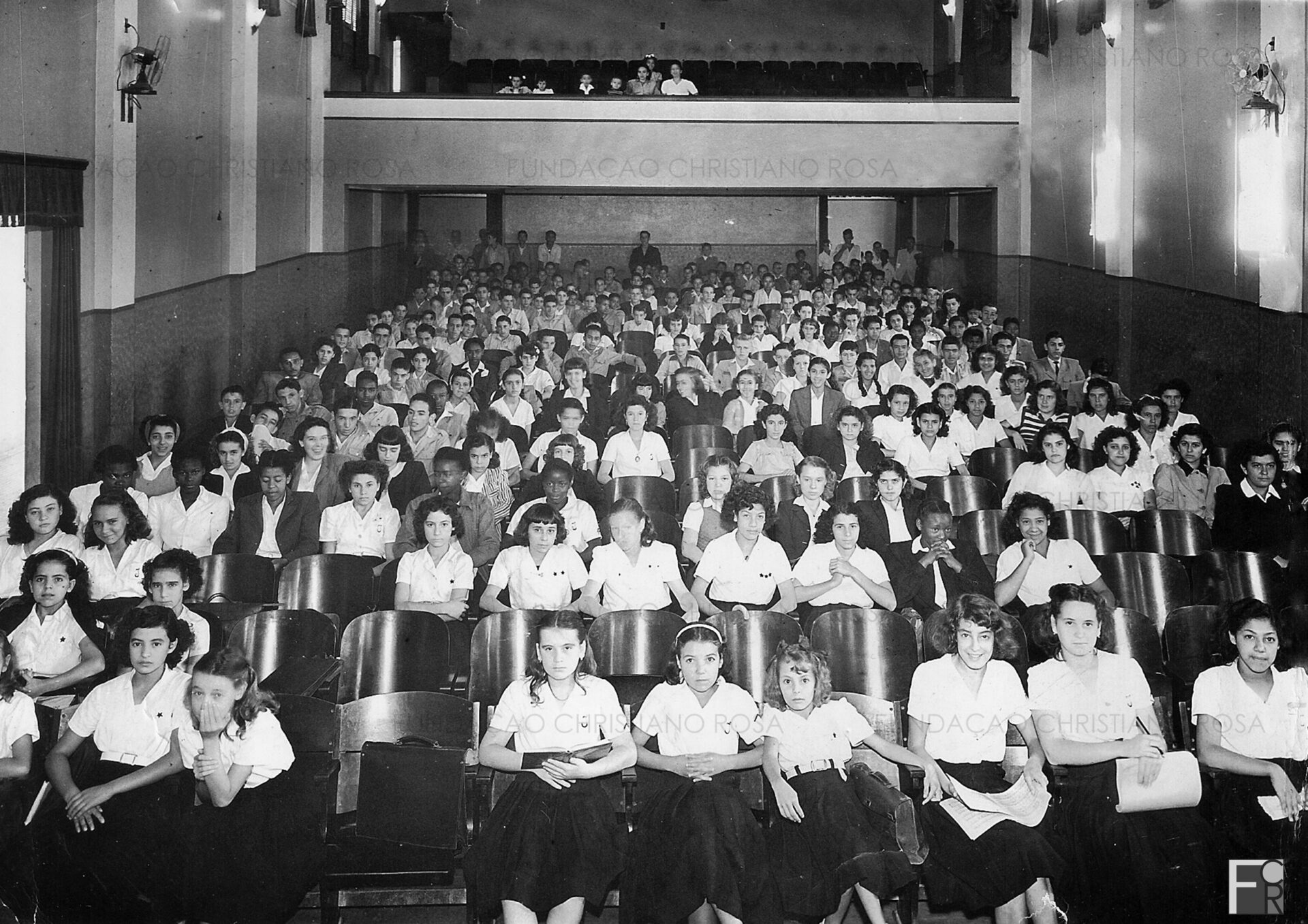 Interior do Cine Estrela do Norte em evento com alunos do Departamento Educacional da FPV.