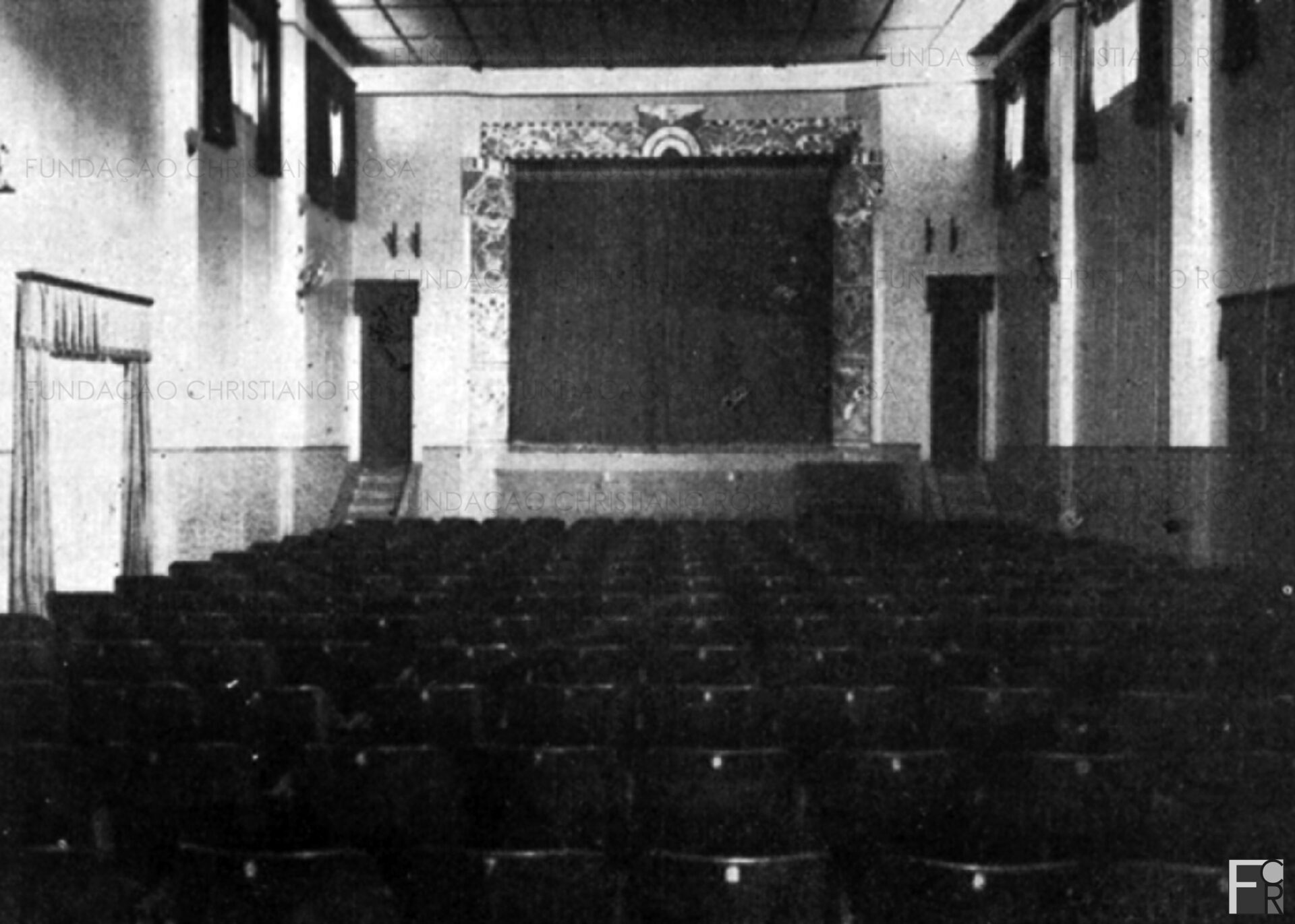 Palco original do Cine Estrela do Norte. Com o avanço da tecnologia, a tela seria ampliada ganhando quase toda a extensão do palco.