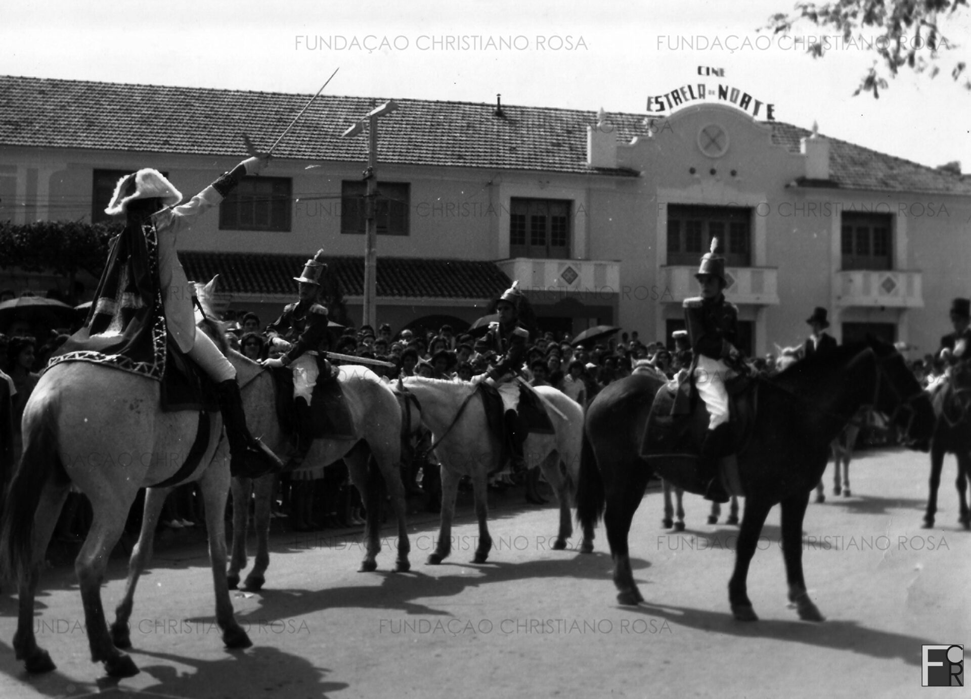 Desfile de 7 de setembro na Praça Duque de Caxias. Ao fundo, a fachada do Cine Estrela do Norte.