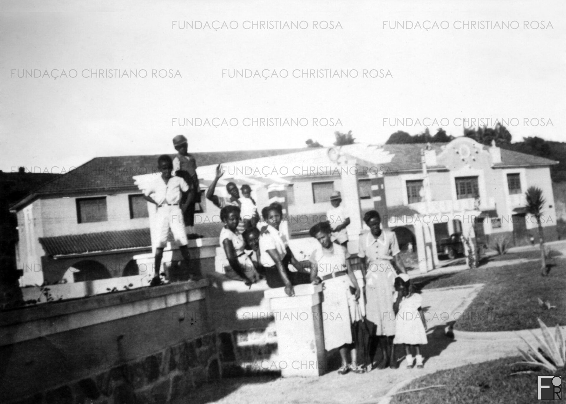 Família Porfírio posa no Coreto da Praça Duque de Caxias, tendo ao fundo do Cine Estrela do Norte