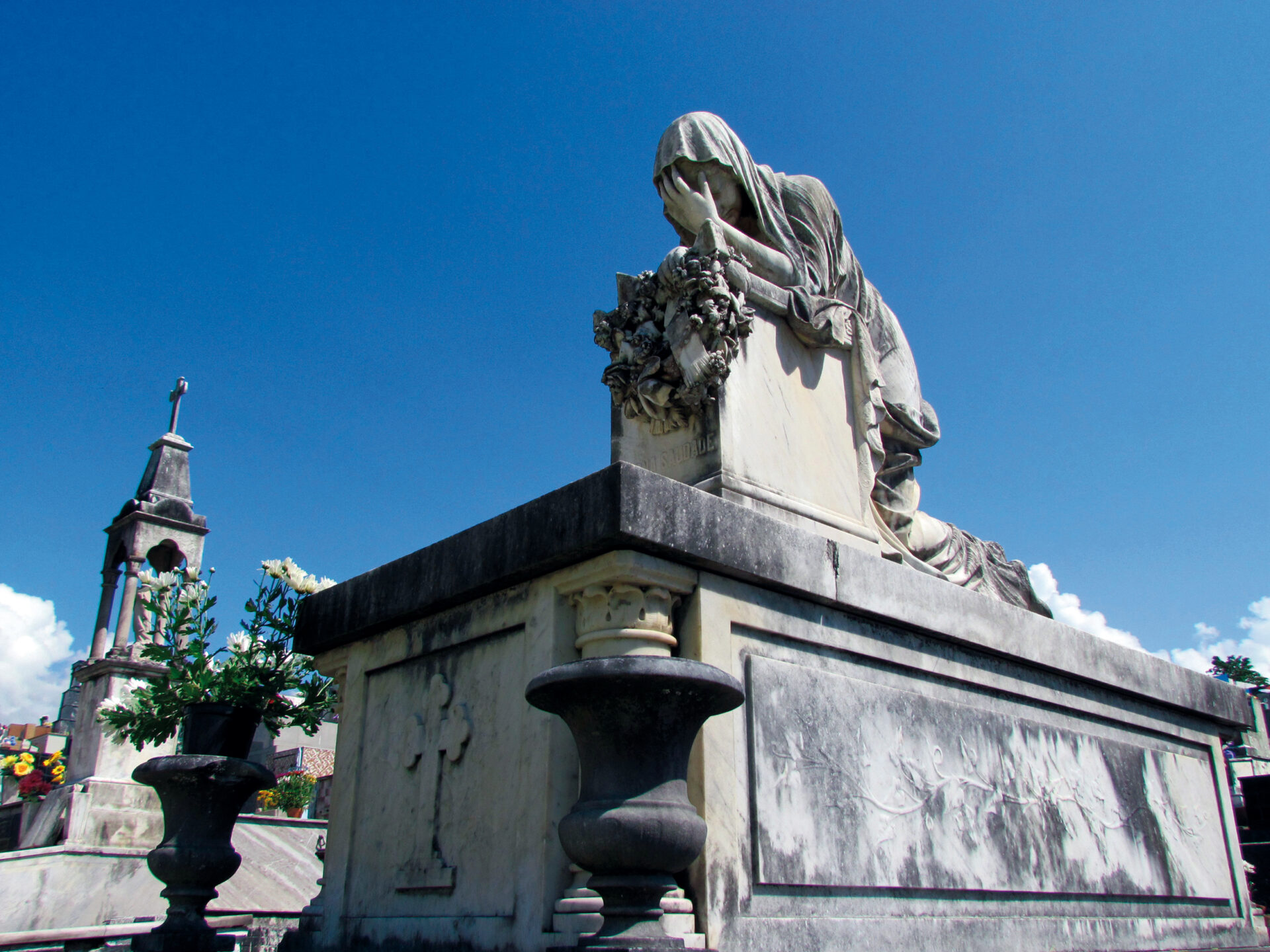 Detalhe da "Alegoria da Saudade", popularmente conhecida como "A Dama de Branco", escultura que adorna o túmulo de Odilla Bittencourt, no cemitério de Piquete, SP.