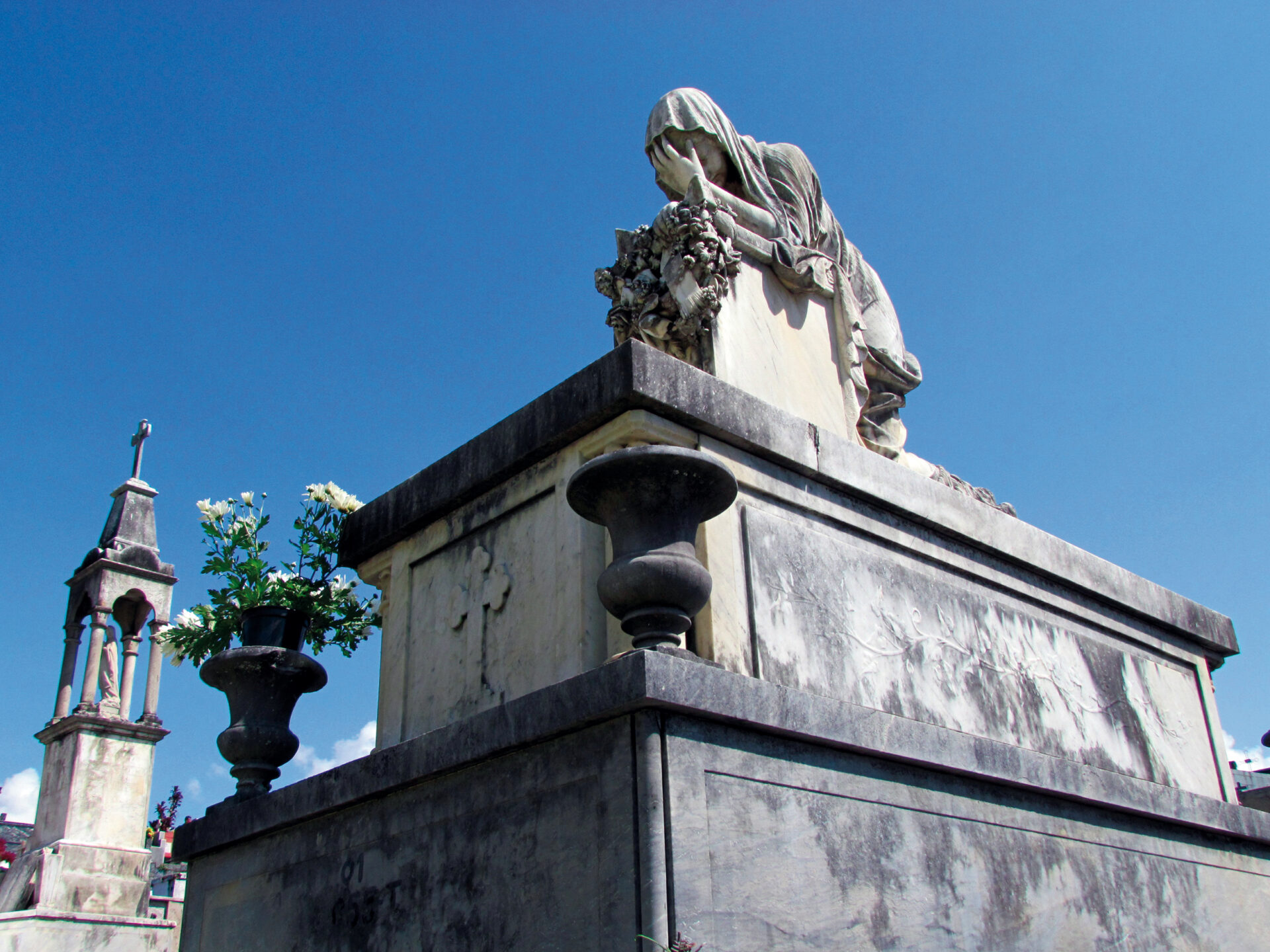 Detalhe da "Alegoria da Saudade", popularmente conhecida como "A Dama de Branco", escultura que adorna o túmulo de Odilla Bittencourt, no cemitério de Piquete, SP.