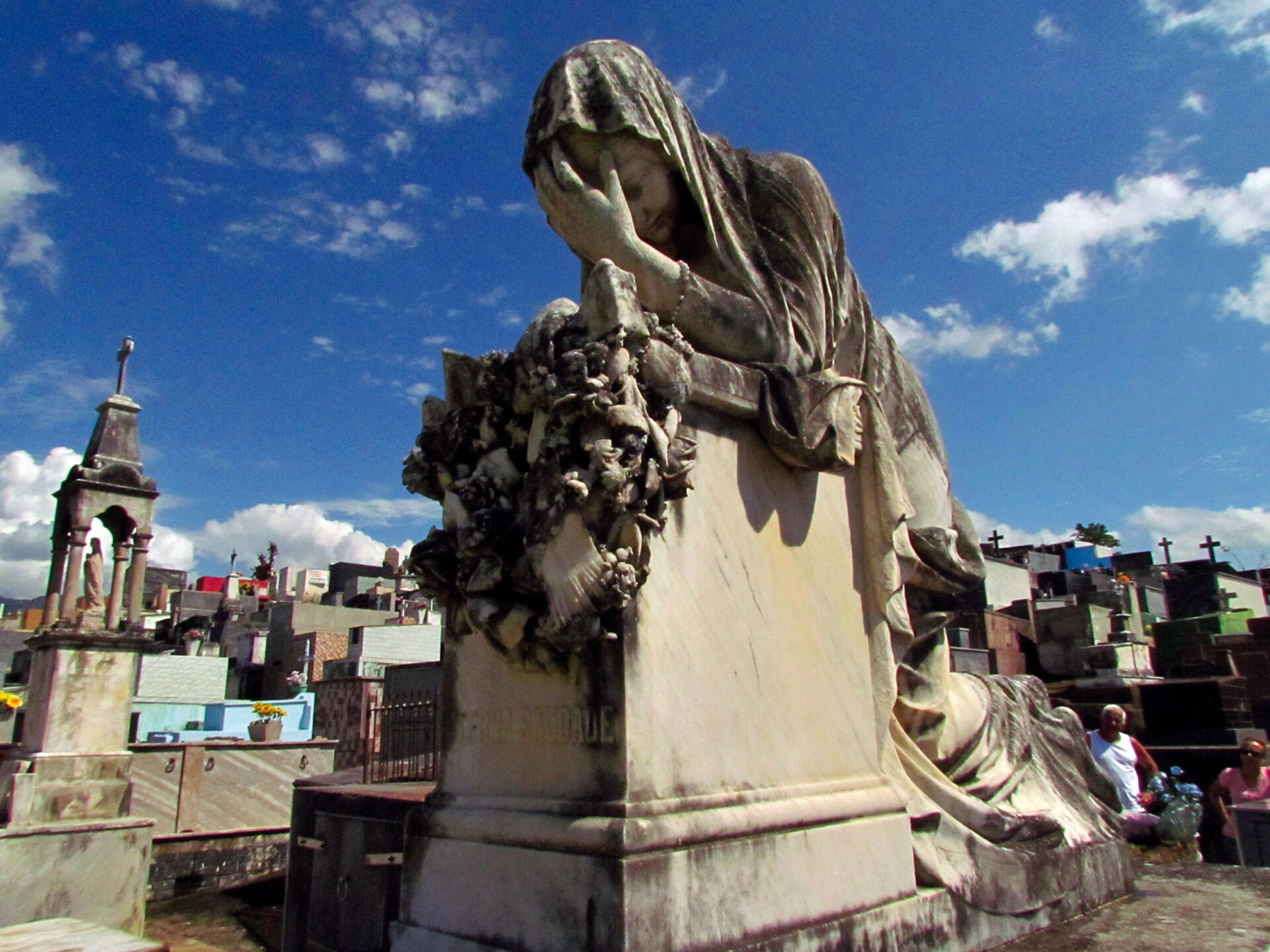 Detalhe da "Alegoria da Saudade", popularmente conhecida como "A Dama de Branco", escultura que adorna o túmulo de Odilla Bittencourt, no cemitério de Piquete, SP.