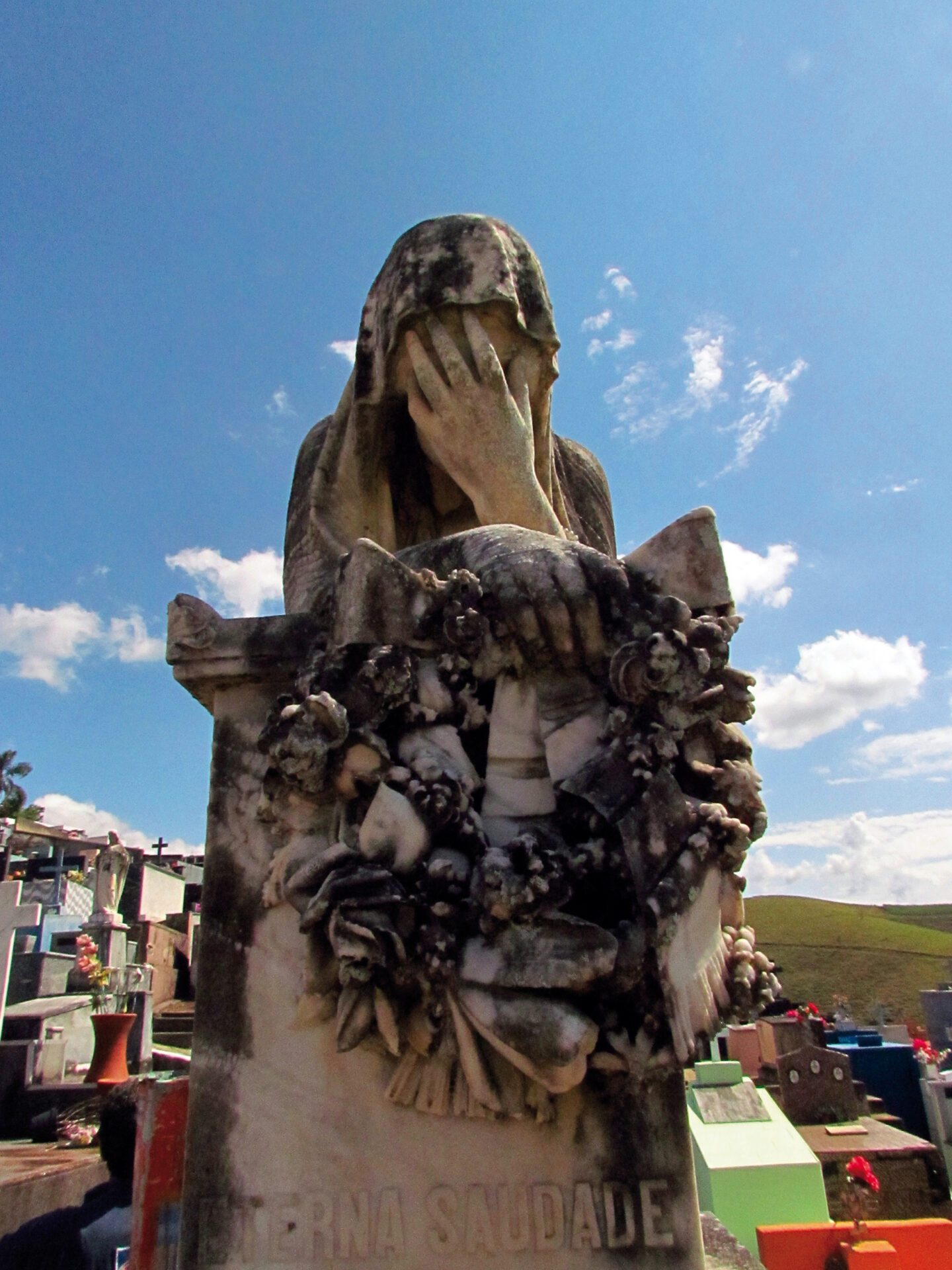Detalhe da "Alegoria da Saudade", escultura que adorna o túmulo de Odilla Bittencourt, no cemitério de Piquete, SP.