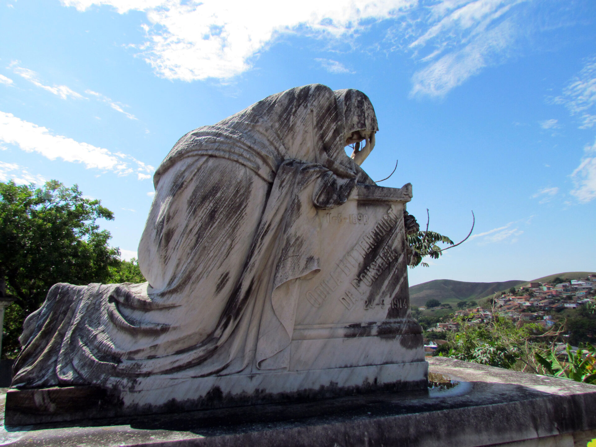 Detalhe da "Alegoria da Saudade", popularmente conhecida como "A Dama de Branco", escultura que adorna o túmulo de Odilla Bittencourt, no cemitério de Piquete, SP.